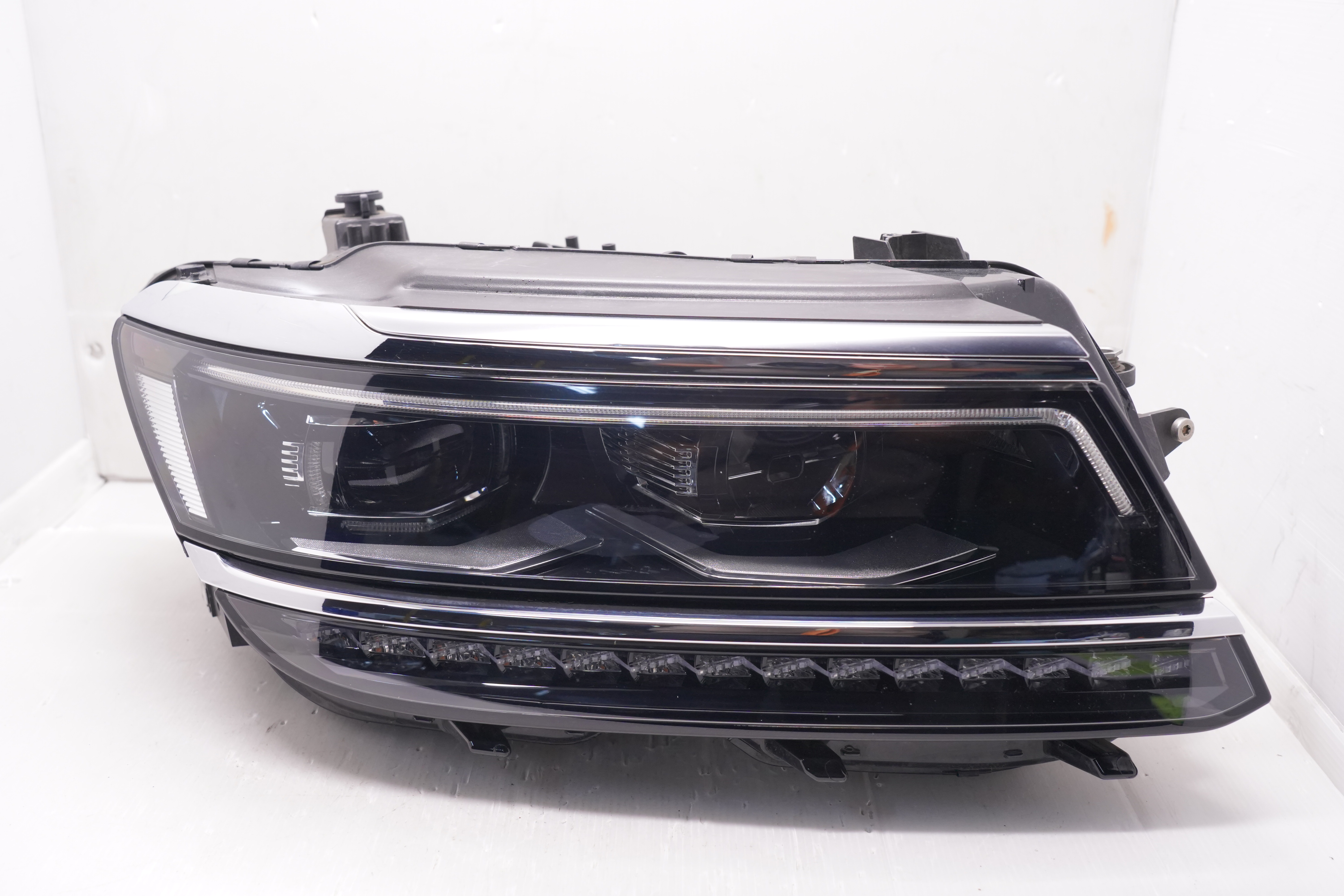 VOLKSWAGEN TIGUAN 2017-2021 LED R.H.S HEADLIGHT GENUINE