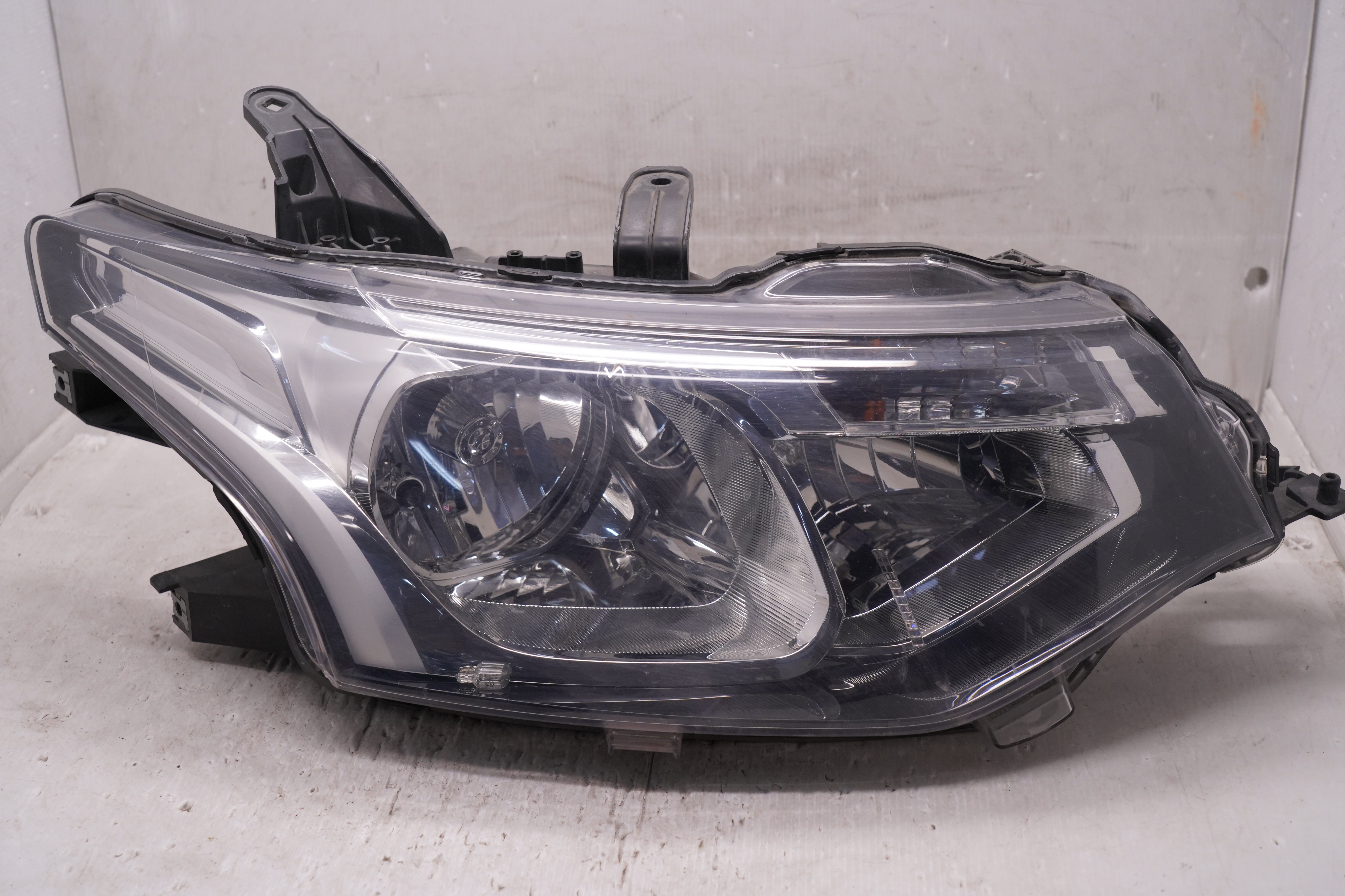 MITSUBISHI OUTLANDER 2013-2015 HALOGEN R.H.S HEADLIGHT GENUINE