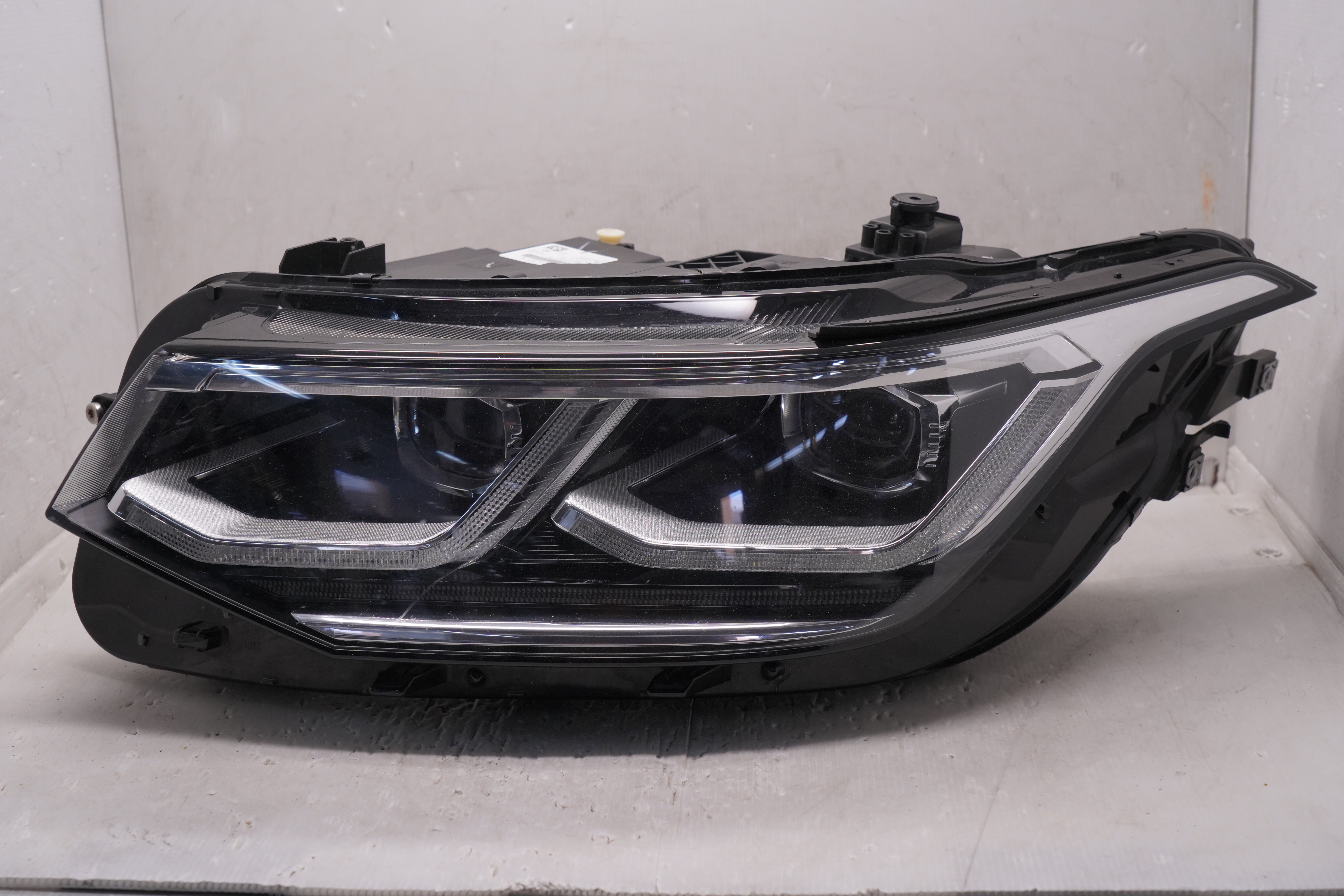 VOLKSWAGON TIGUAN 2.5 2020-2023 LED L.H.S HEADLIGHT GENUINE