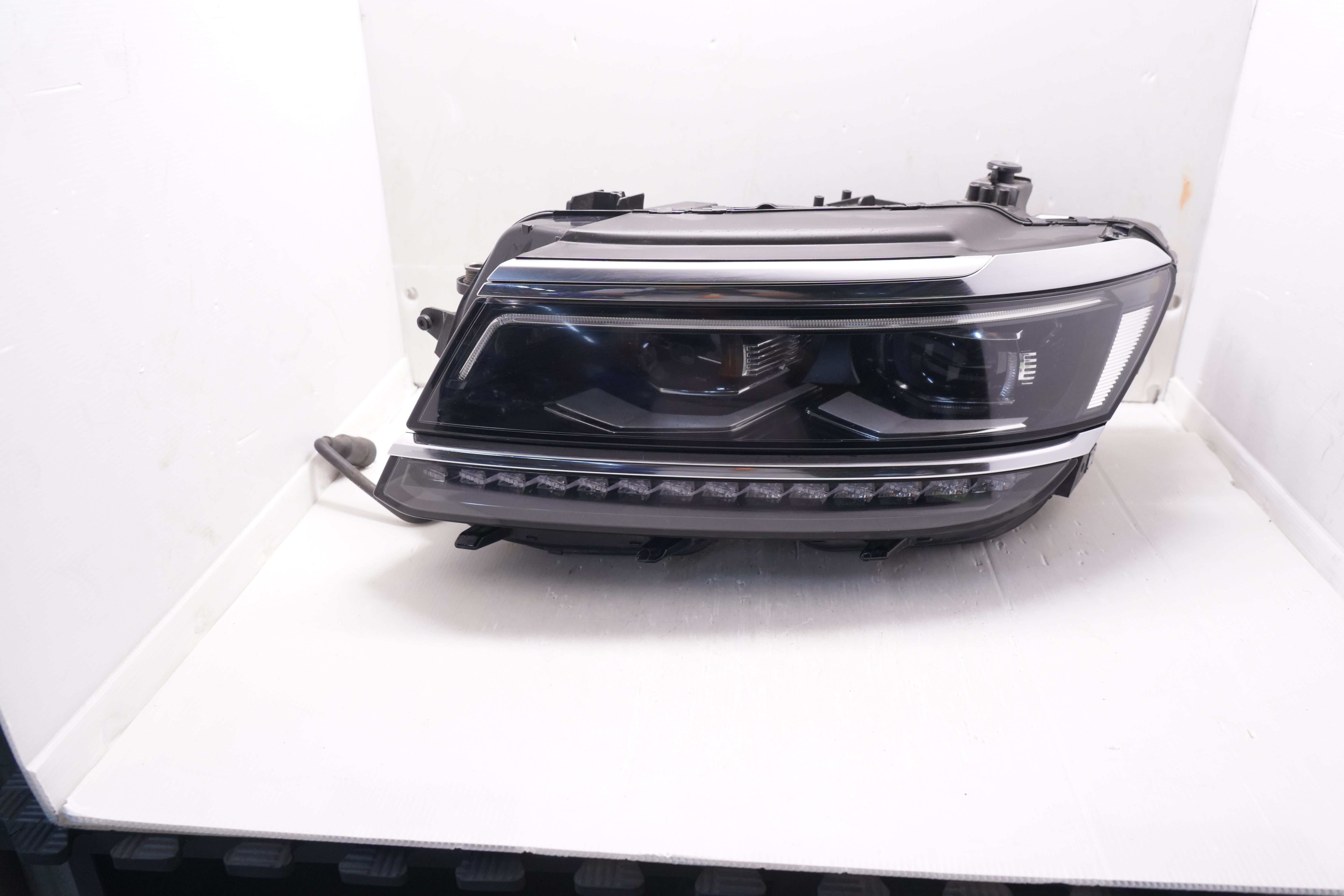 VOLKSWAGEN TIGUAN 2017-2021 LED L.H.S HEADLIGHT GENUINE
