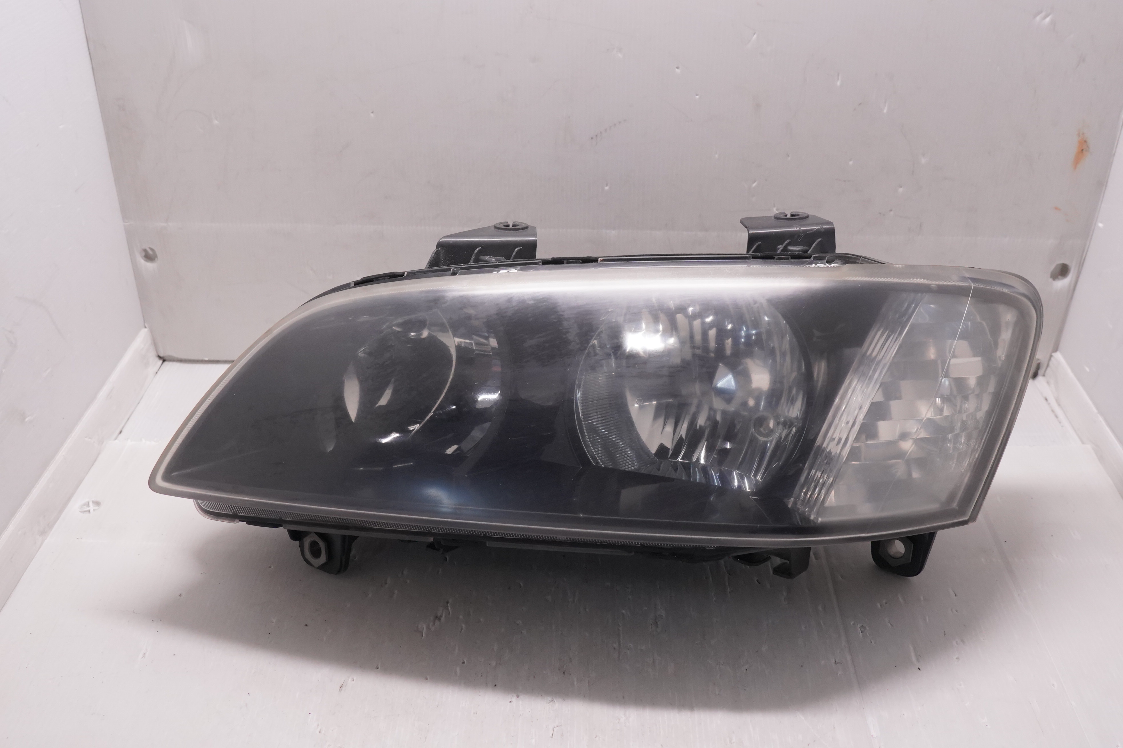 HOLDEN COMMODORE VE 2006-2010 L.H.S HEADLIGHT