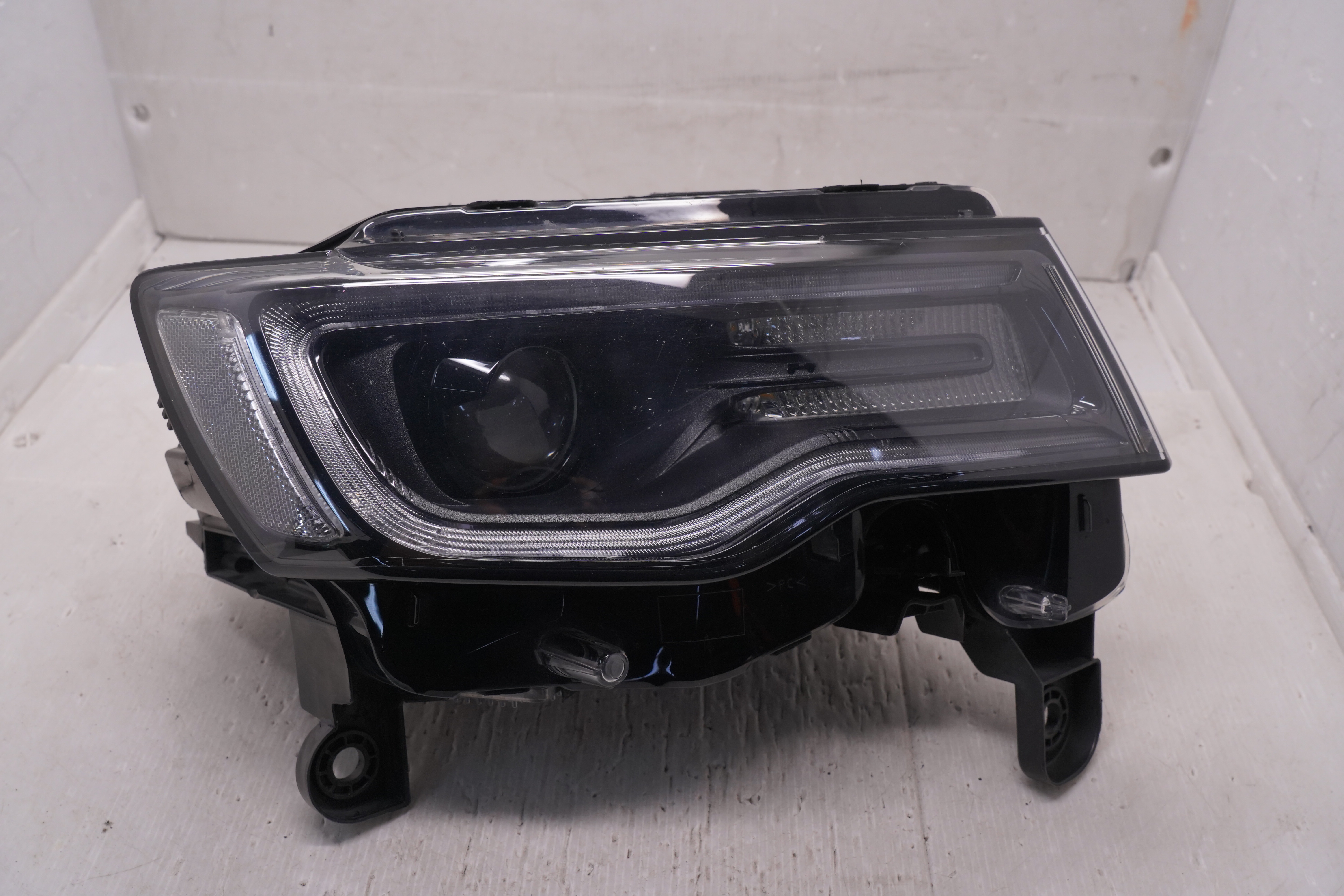 JEEP GRAND CHEROKEE 2016-2021 R.H.S HEADLIGHT GENUINE