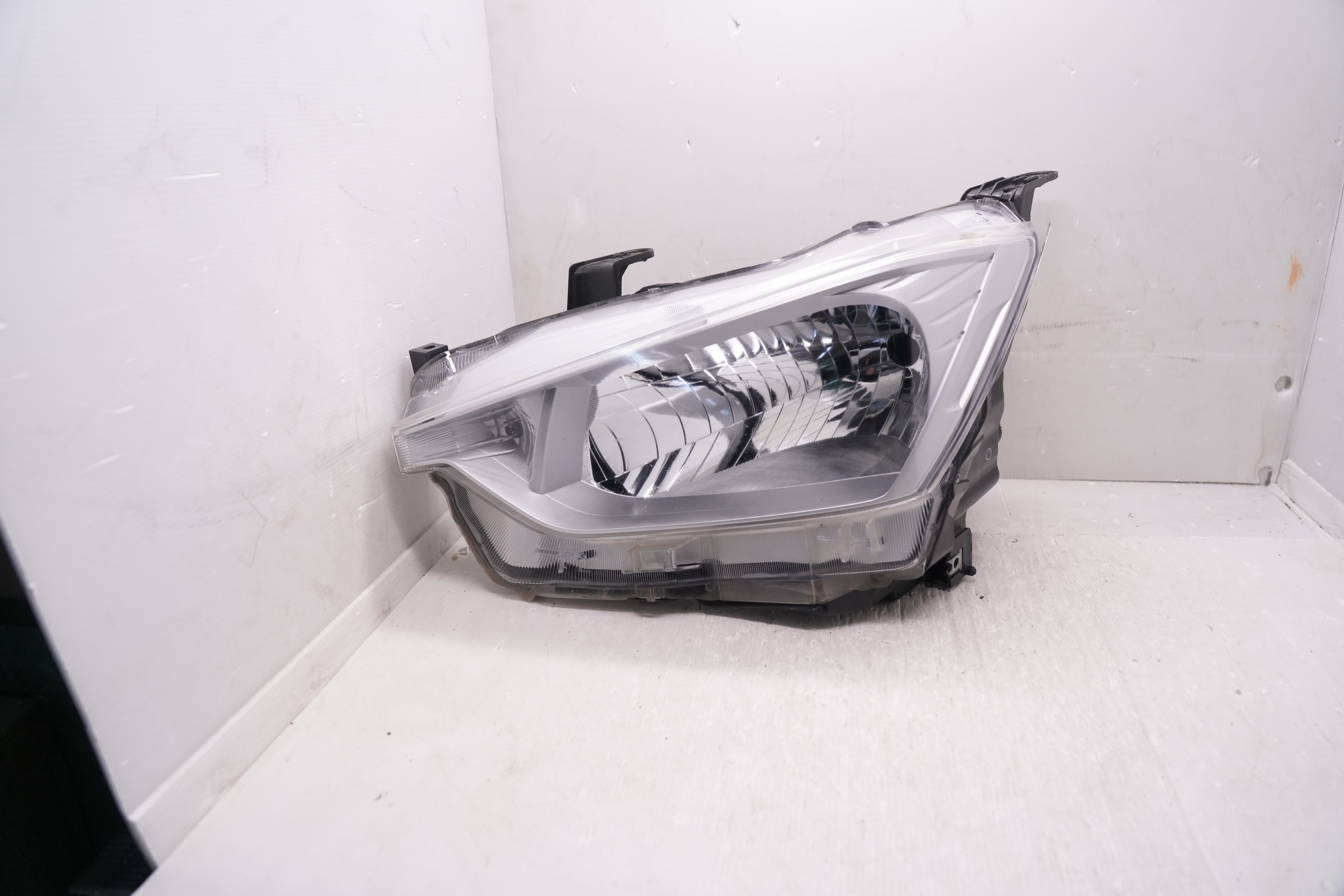 ISUZU D-MAX SX 2021-2023 HALOGEN L.H.S HEADLIGHT GENUINE