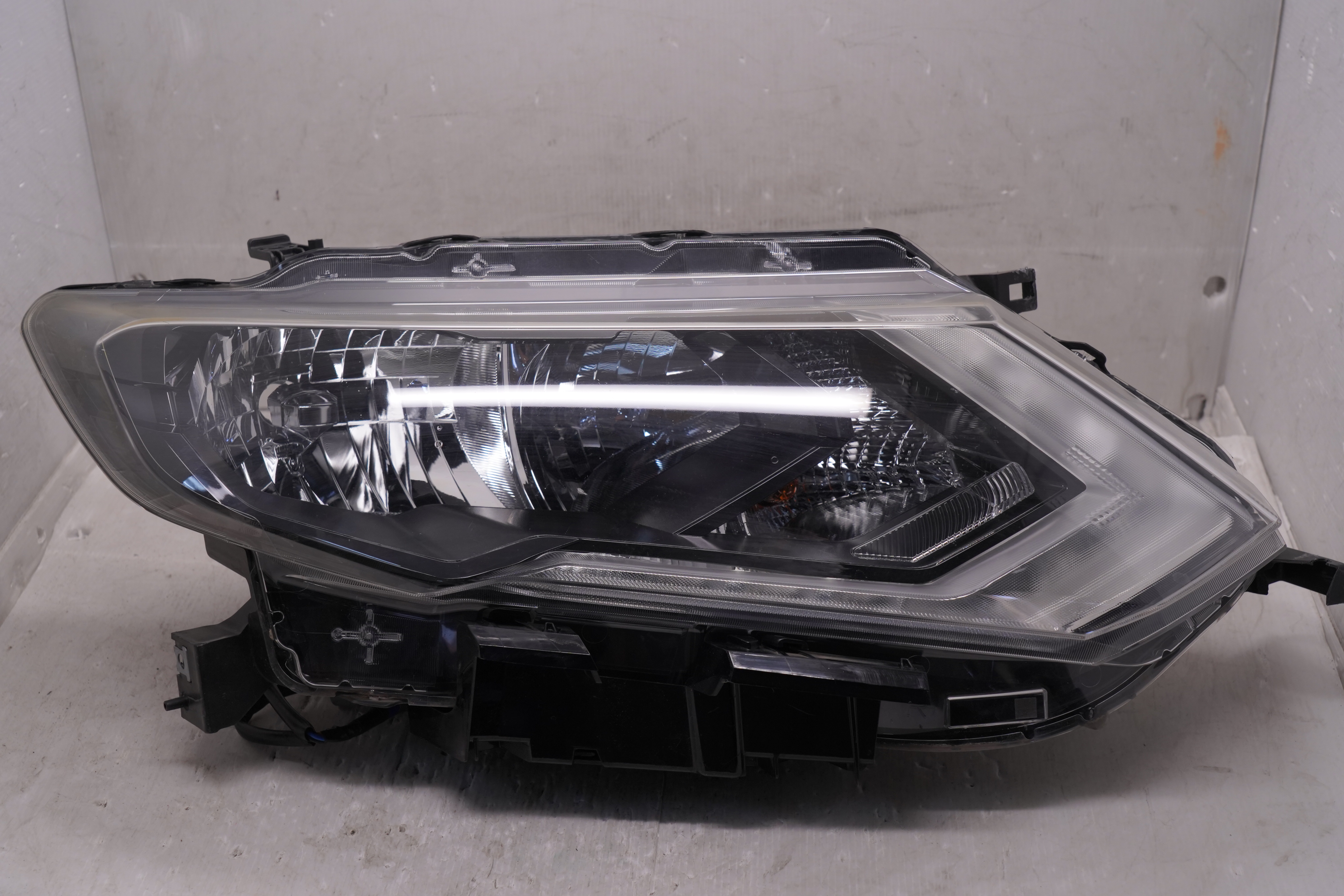 NISSAN X-TRAIL T32 2017-2020 HALOGEN R.H.S HEADLIGHT GENUINE