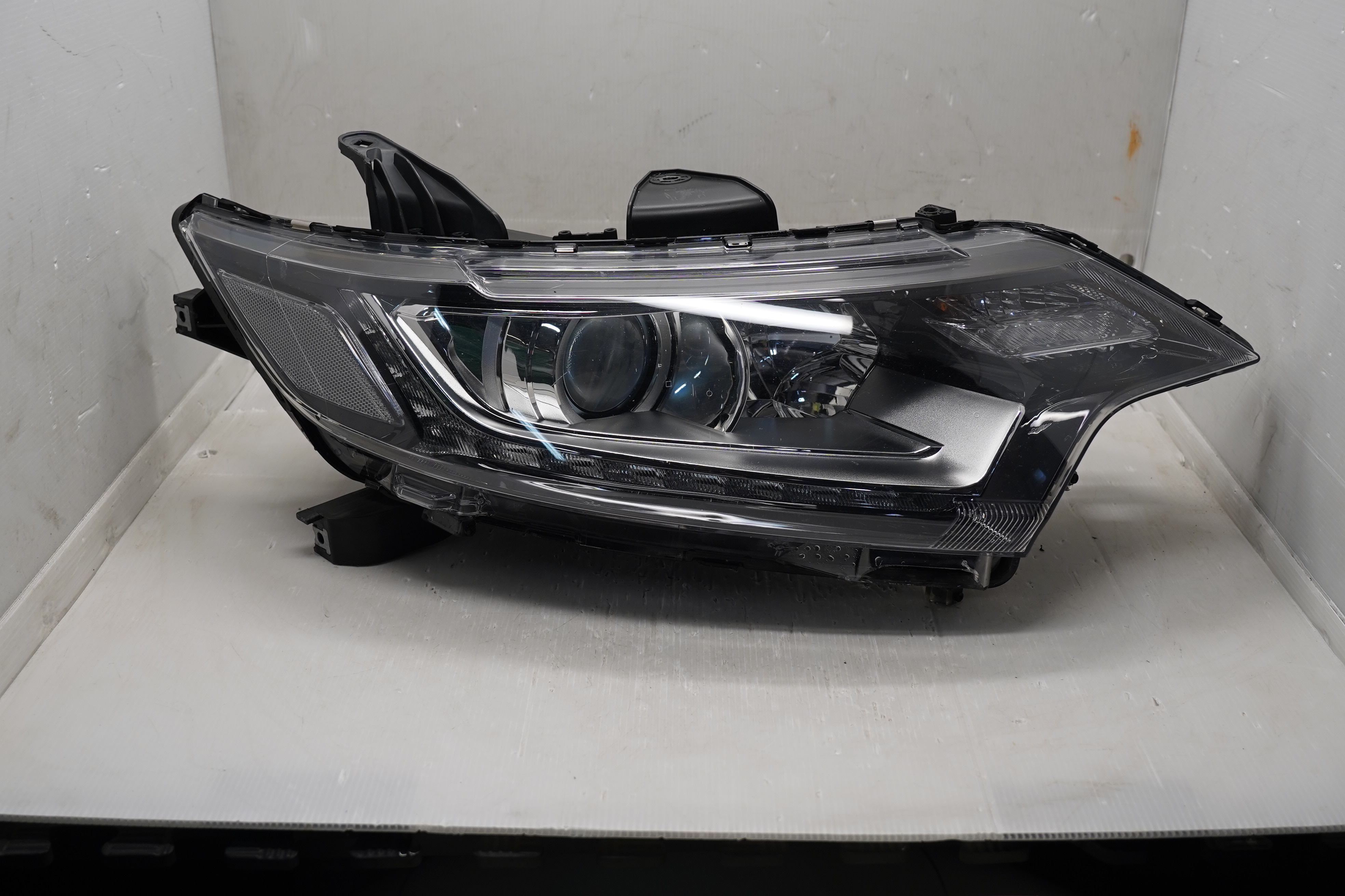MITSUBISHI OUTLANDER 2016-2020 HALOGEN HEADLIGHT GENUINE