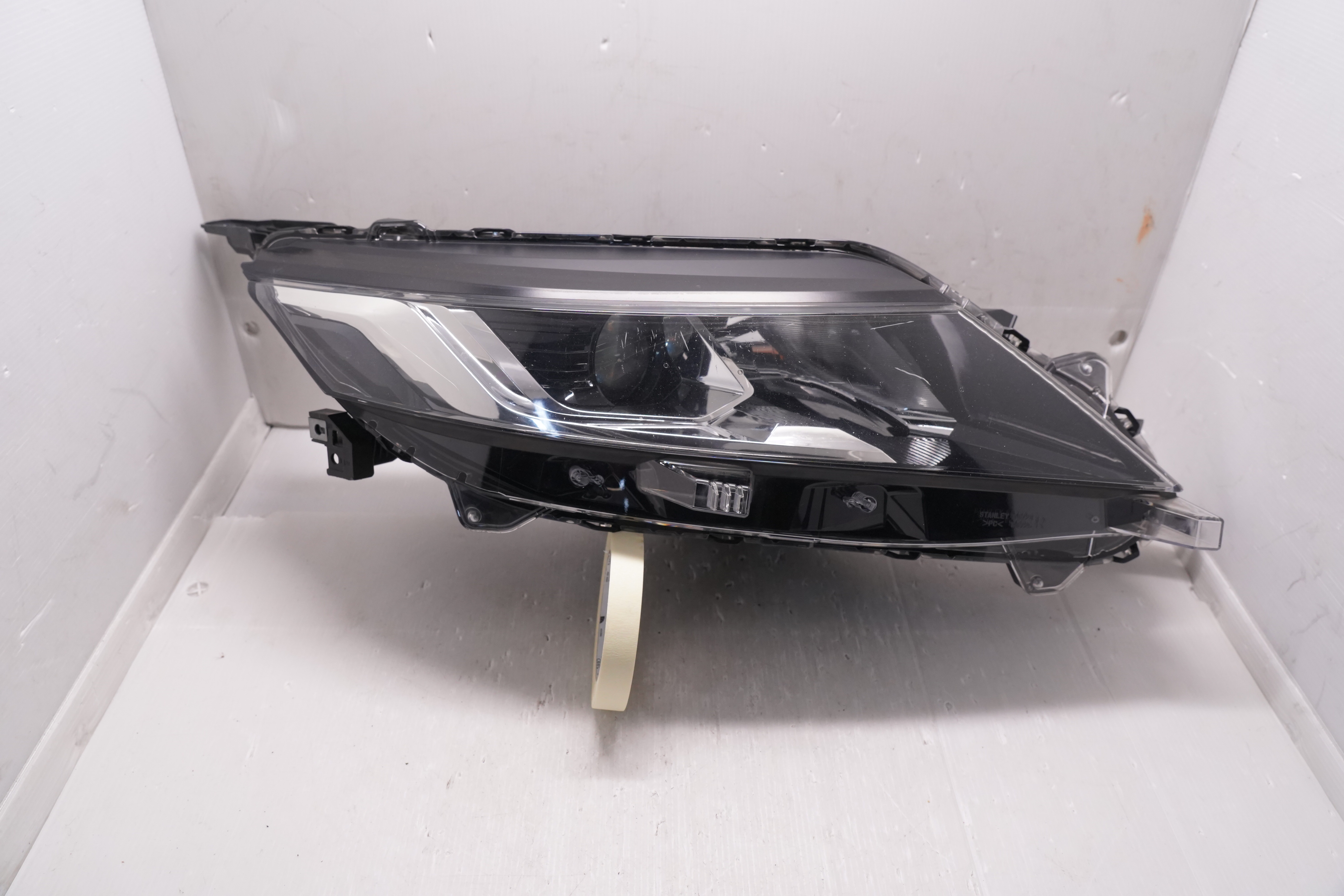 MITSUBISHI TRITON L200 2019-2023 HALOGEN R.H.S HEADLIGHT GENUINE