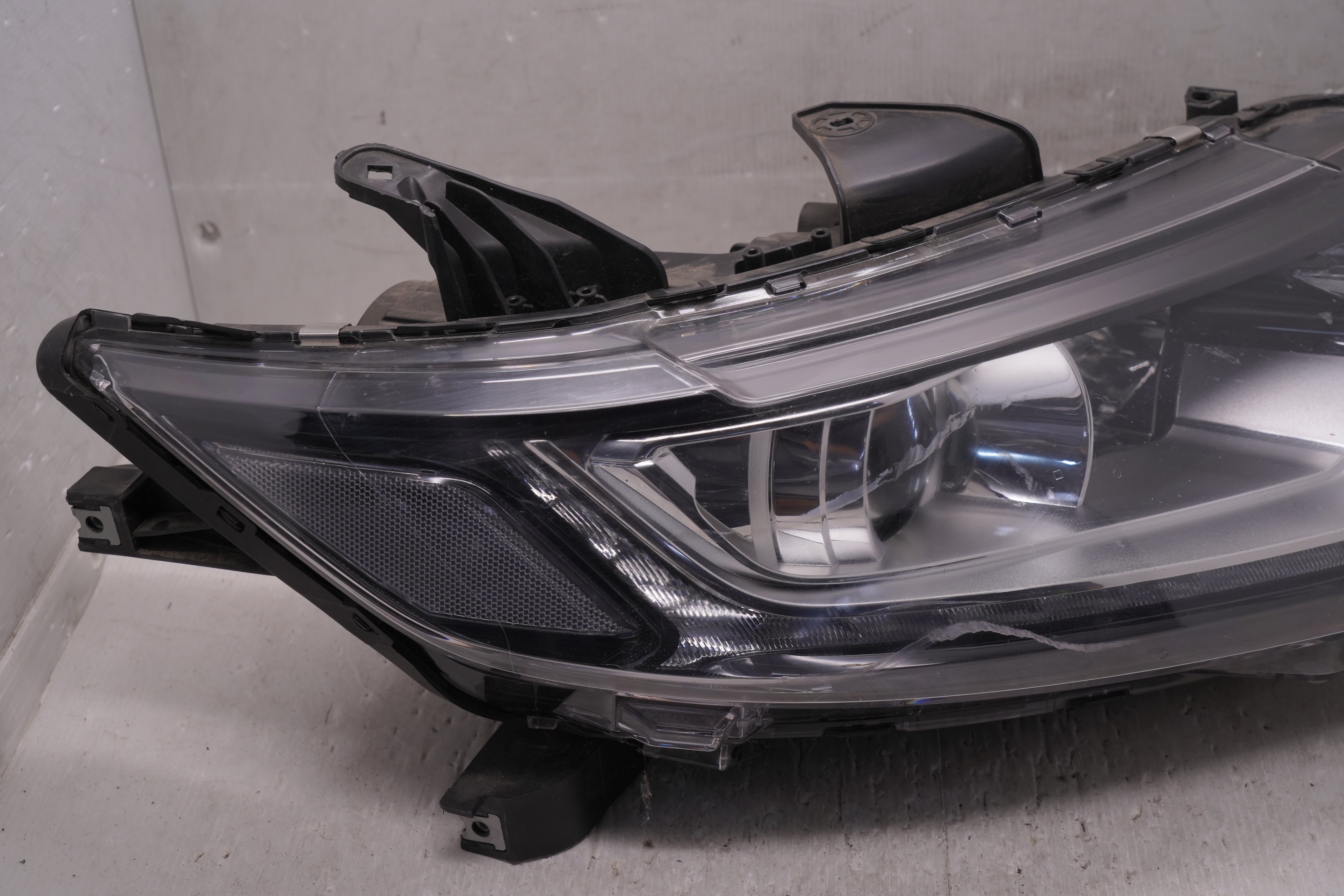 MITSUBISHI OUTLANDER 2016-2020 HALOGEN R.H.S HEADLIGHT GENUINE