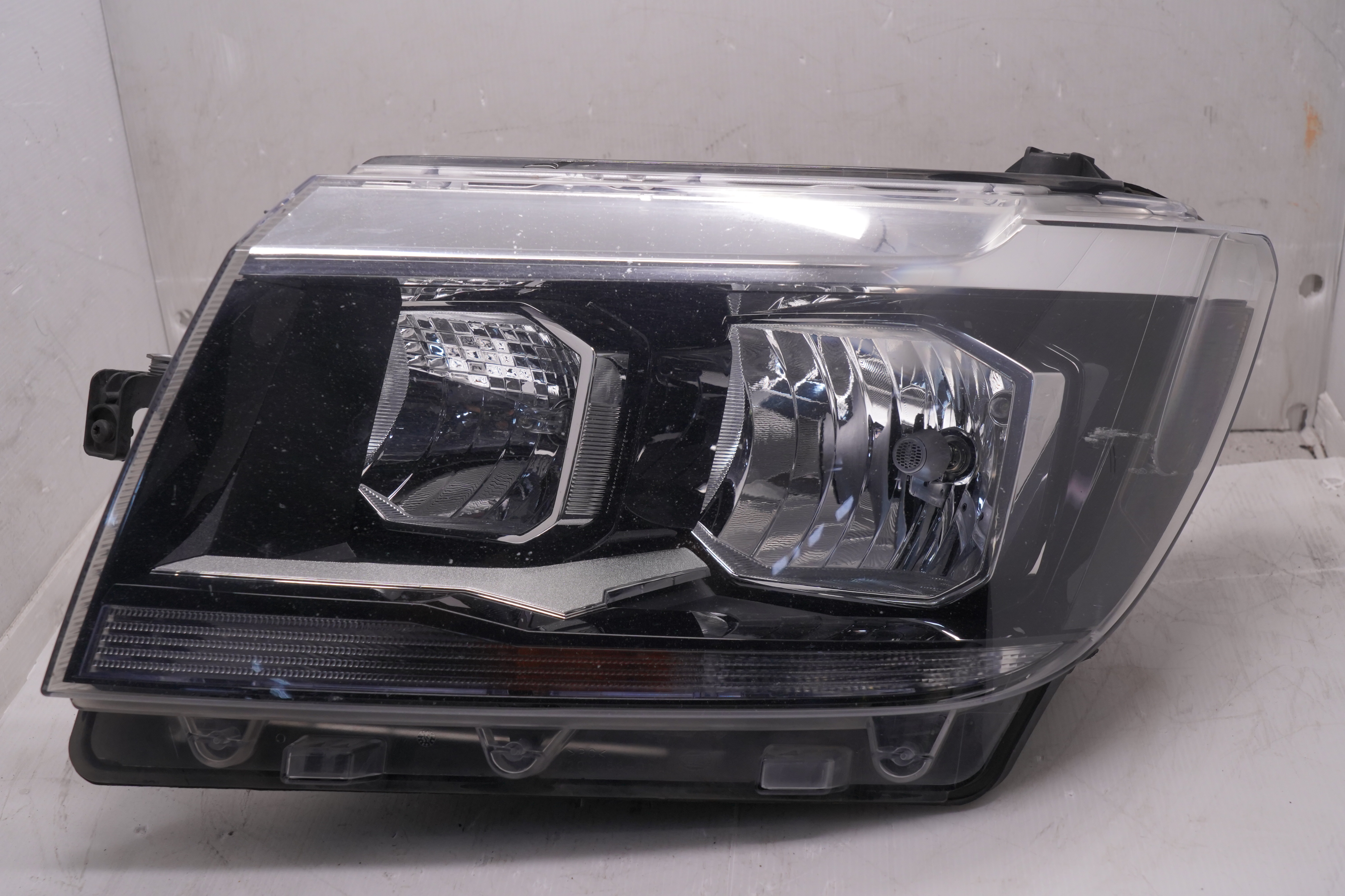 VOLKSWAGON CRAFTER 2016-2022 HALOGEN L.H.S HEADLIGHT GENUINE
