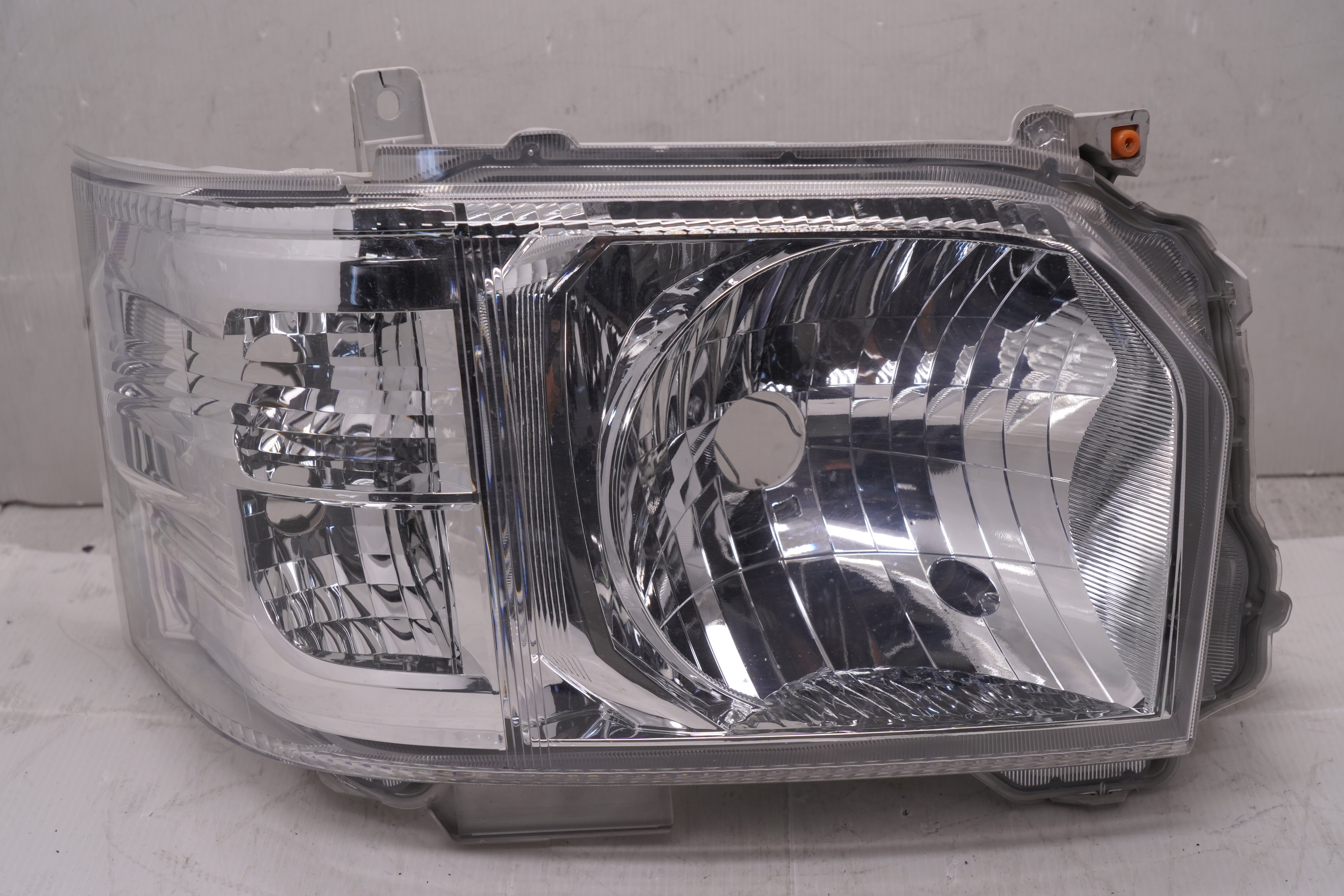TOYOTA HIACE SLWB 2014-2019 HALOGEN R.H.S HEADLIGHT GENUINE