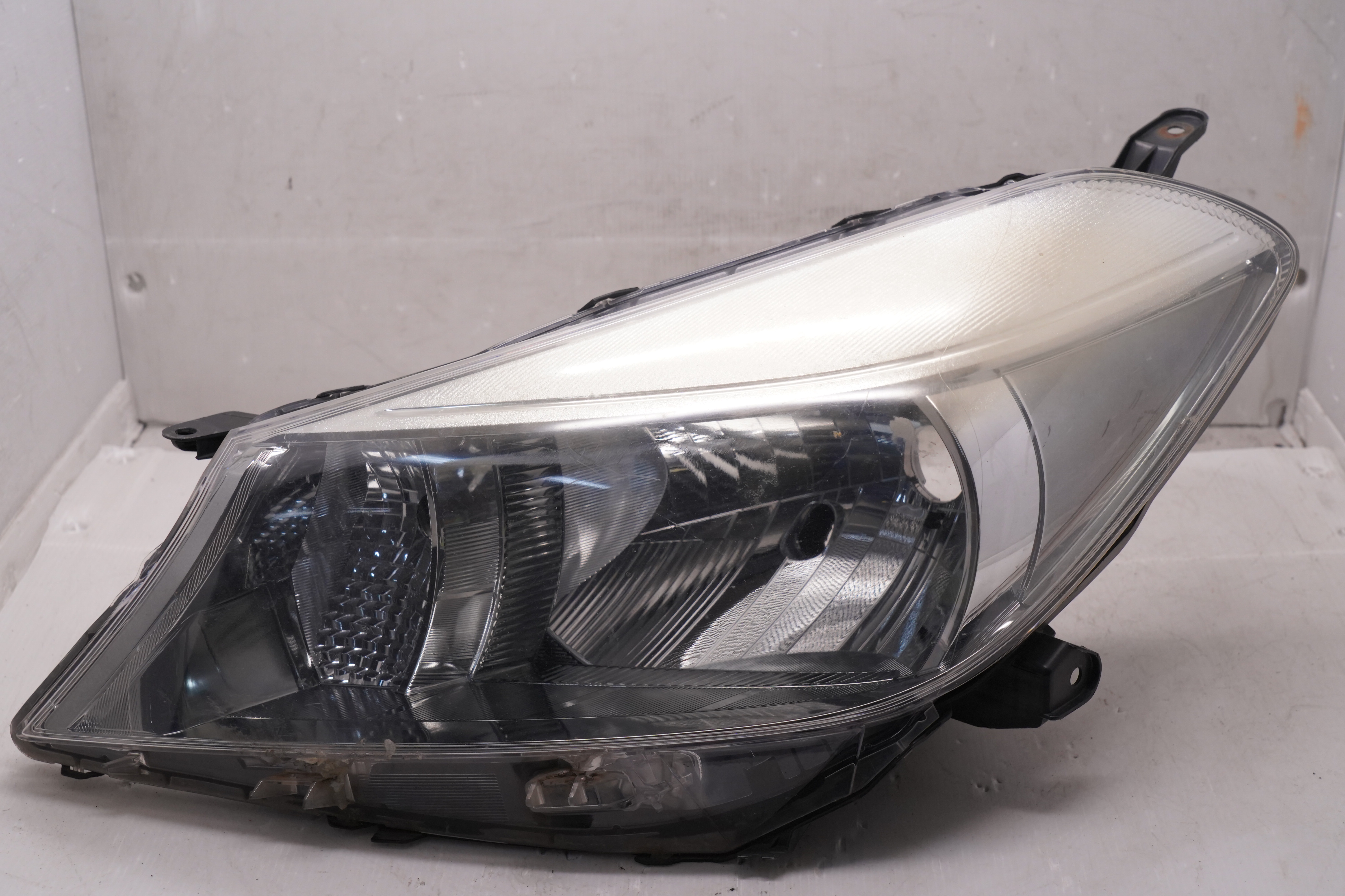 TOYOTA YARIS VITZ NSP130 2011-2013 HALOGEN L.H.S HEADLIGHT GENUINE