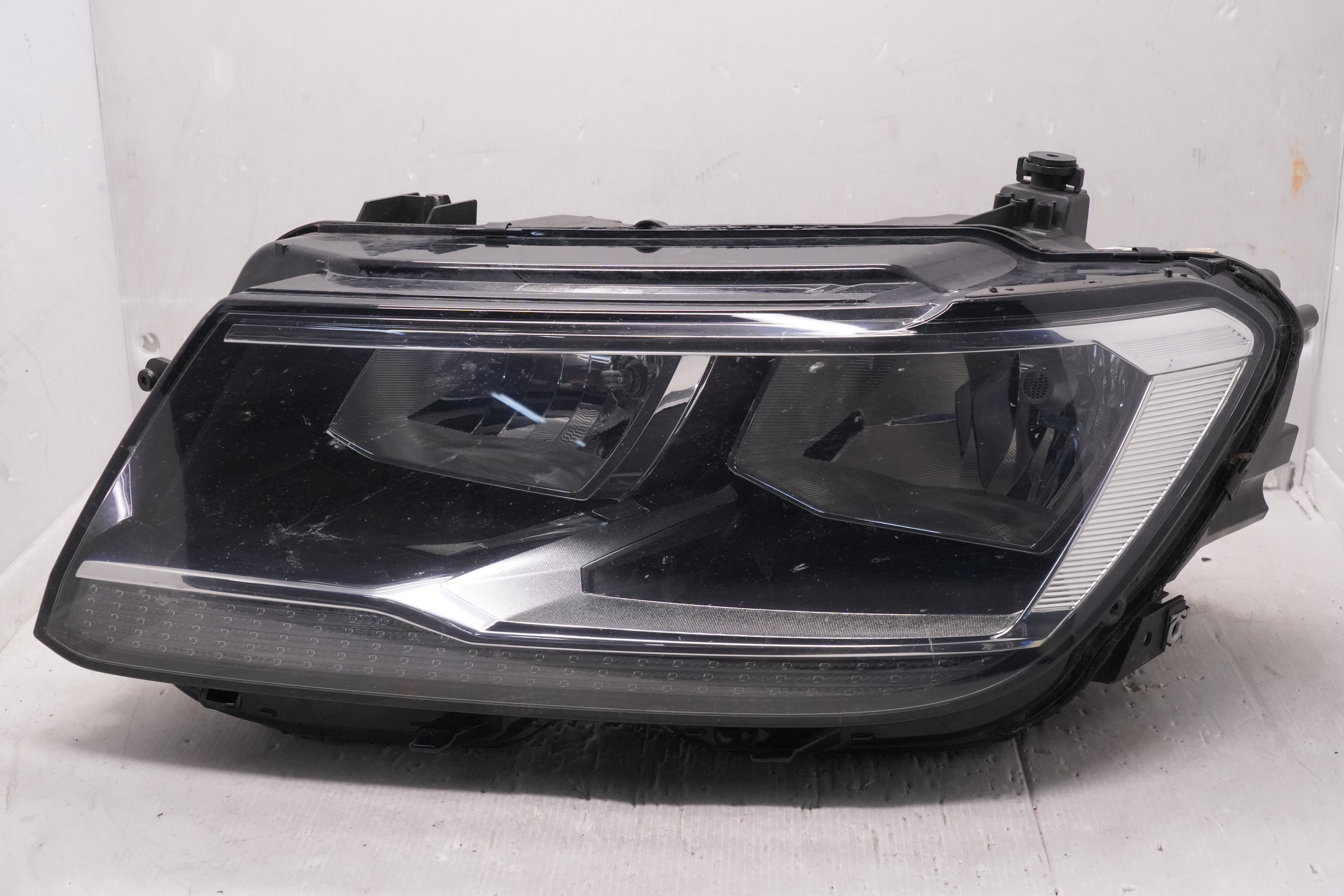 VOLKSWAGEN TIGUAN 2017-2020 HALOGEN L.H.S HEADLIGHT GENUINE