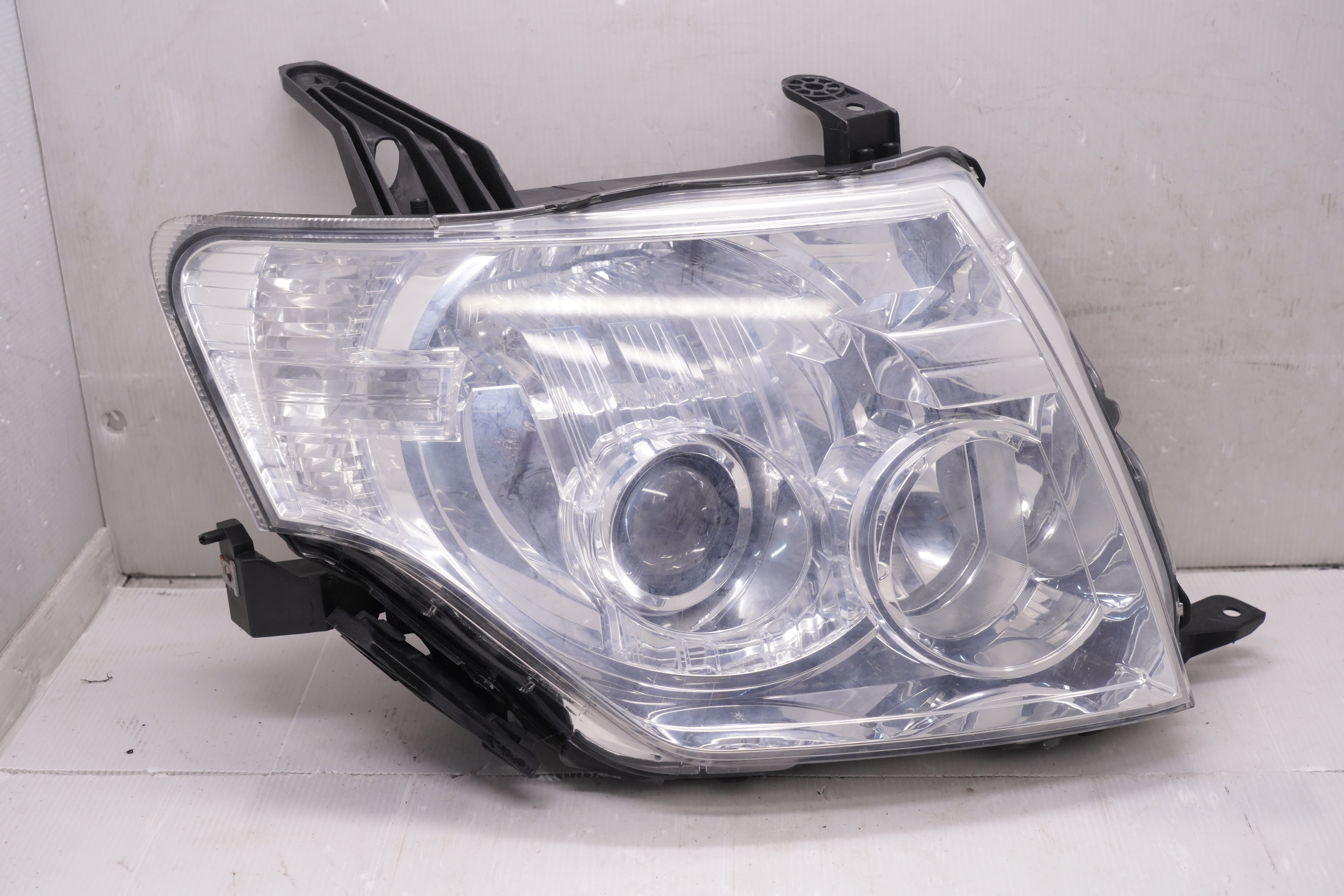 MITSUBISHI PAJERO 2007-2020 HALOGEN R.H.S HEADLIGHT GENUINE