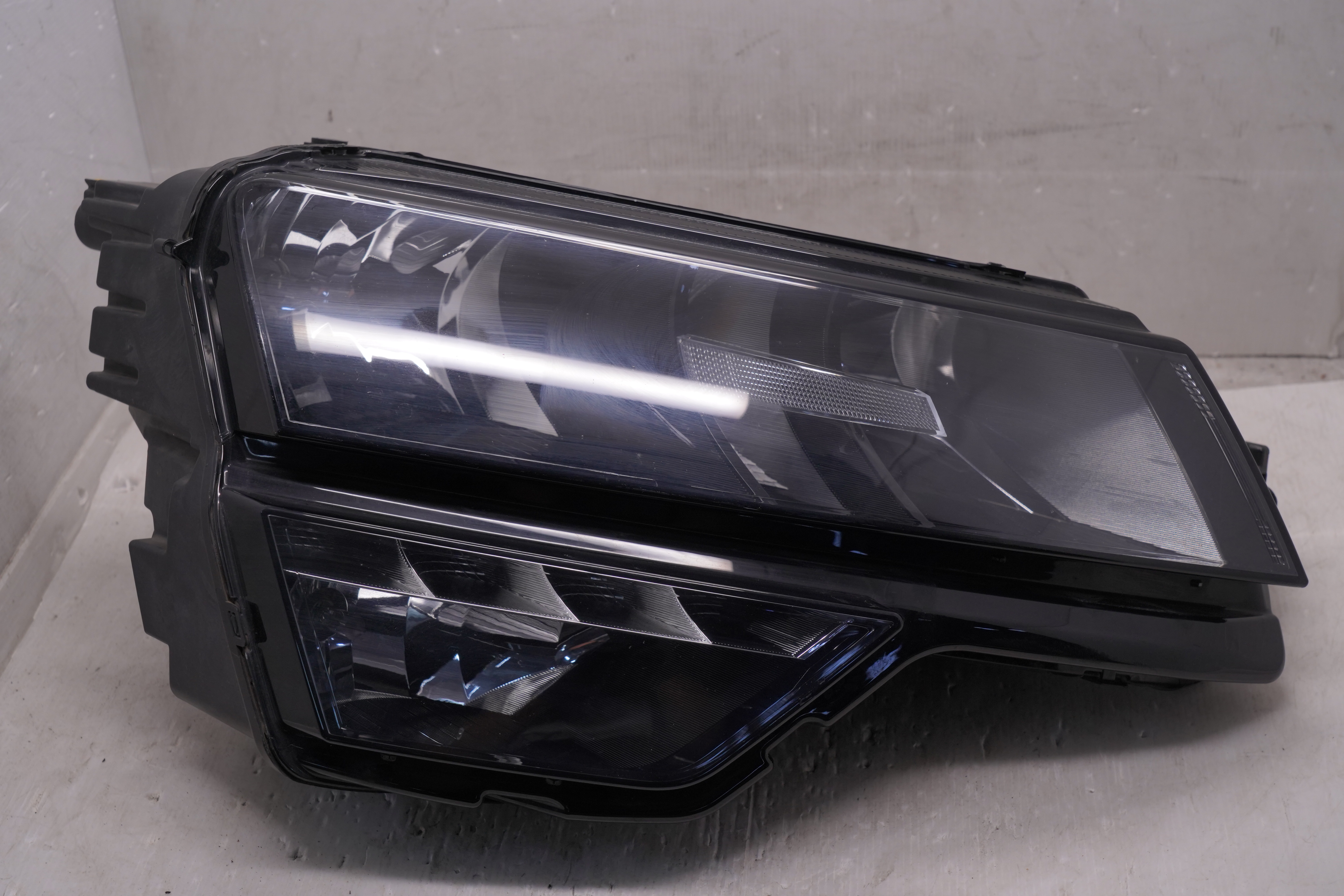 SKODA KAROQ ND OS 2017-2021 R.H.S HEADLIGHT GENUINE