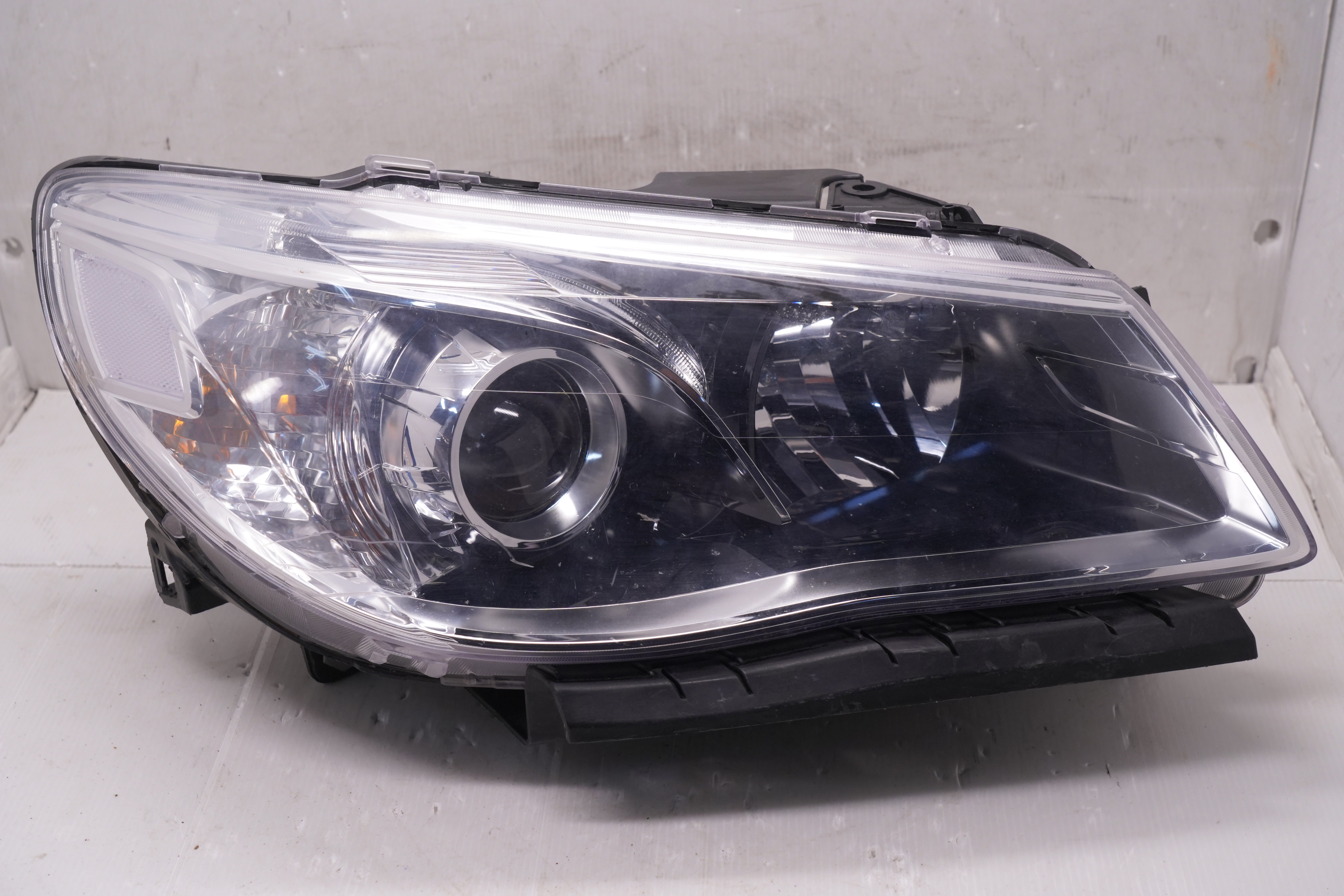 HOLDEN COMMODORE VF SV6 2013-2017 LENS HALOGEN R.H.S HEADLIGHT GENUINE