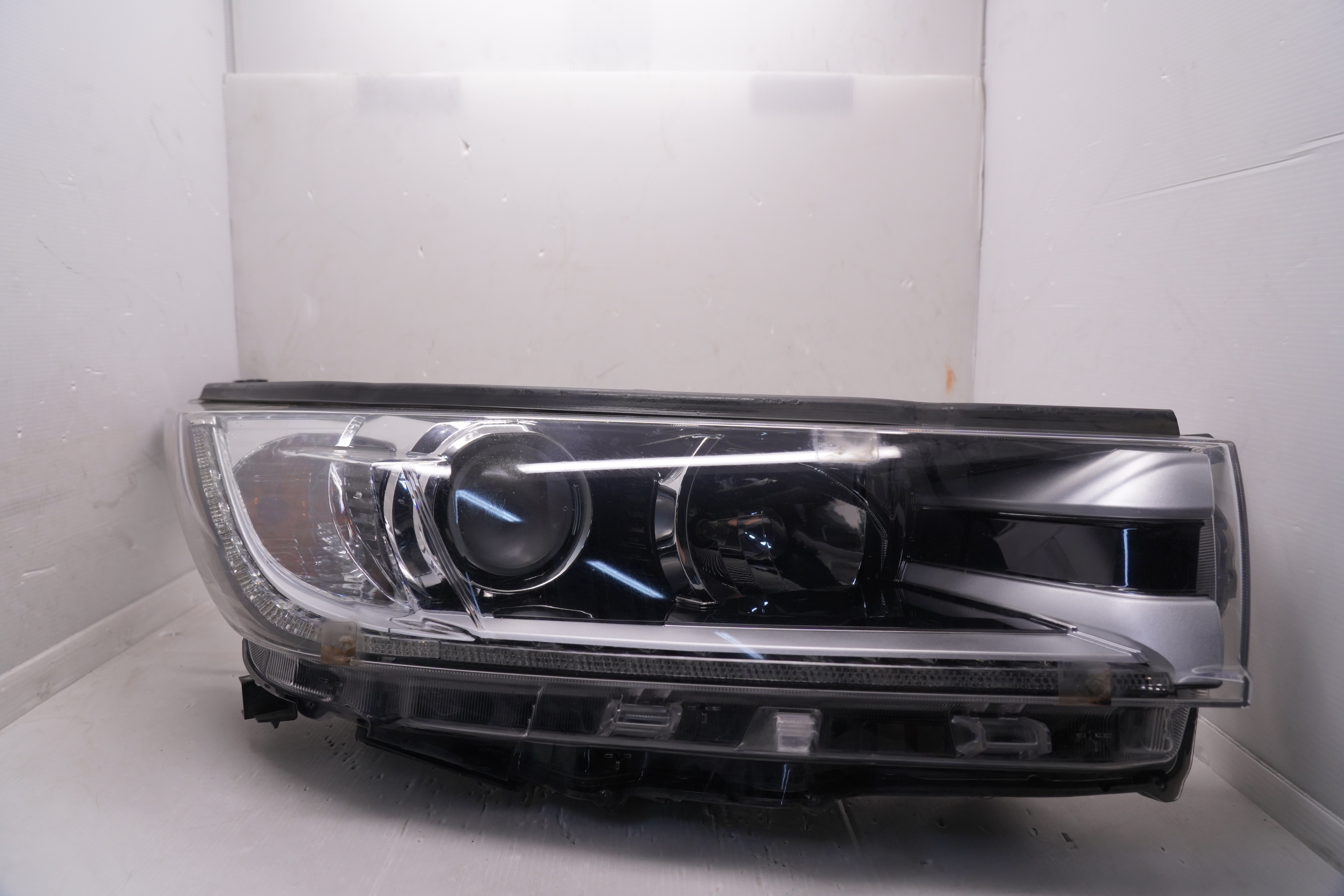 TOYOTA KLUGER 2017-2019 HALOGEN R.H.S HEADLIGHT GENUINE