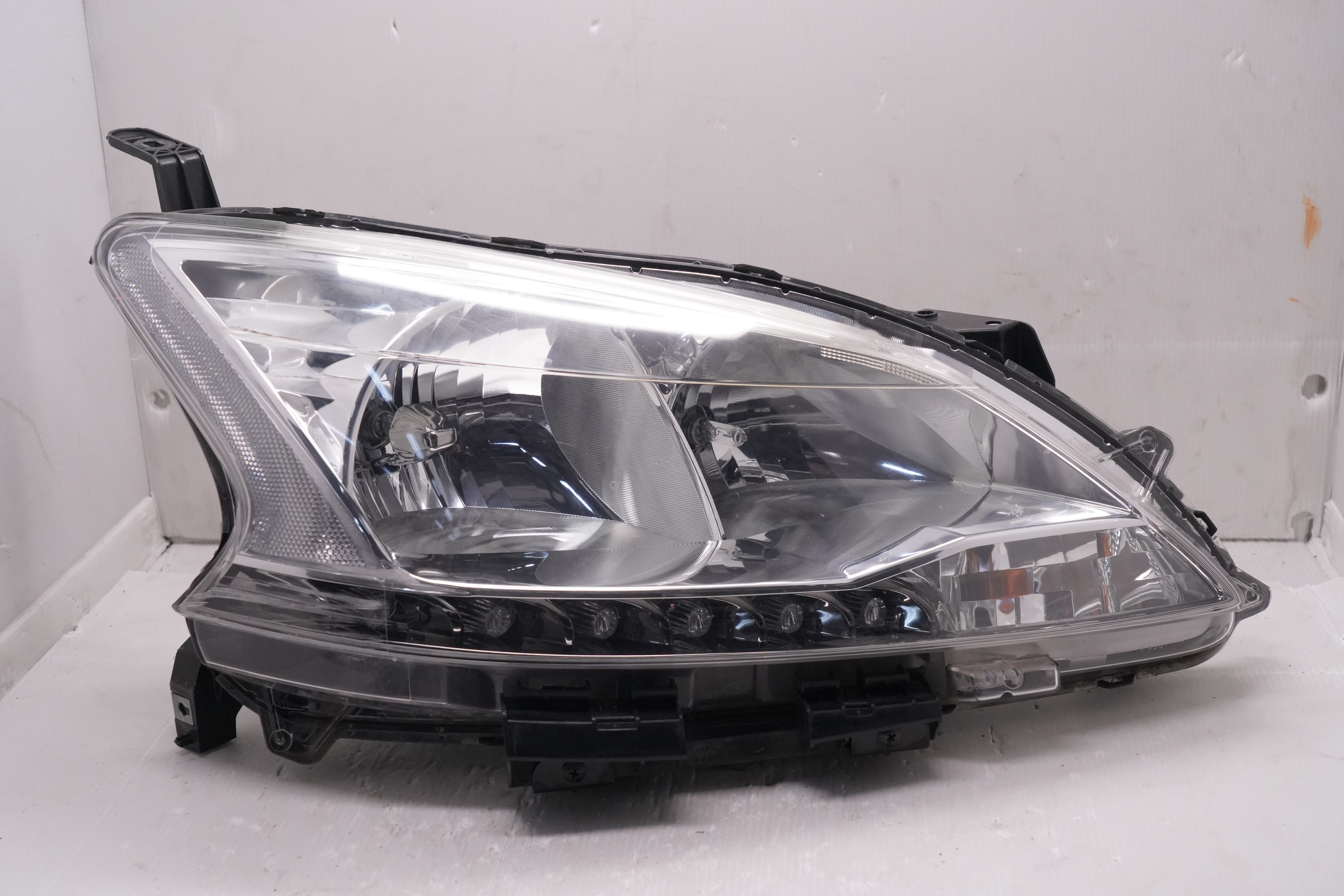 NISSAN SENTRA PULSAR 2013-2015 HALOGEN R.H.S HEADLIGHT GENUINE