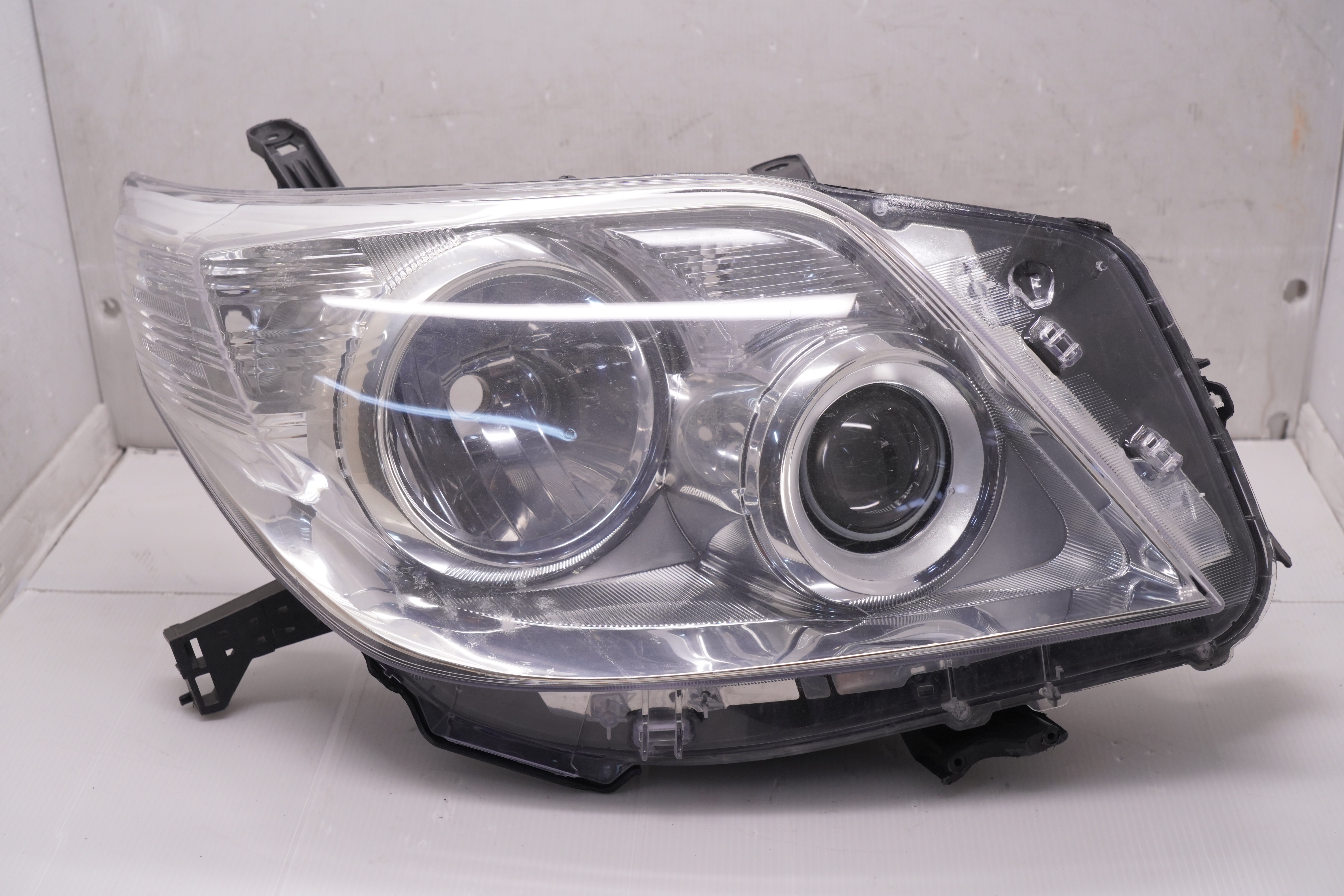 TOYOTA LANDCRUISER PRADO 150 KDJ150R 2010-2013 HALOGEN R.H.S HEADLIGHT GENUINE