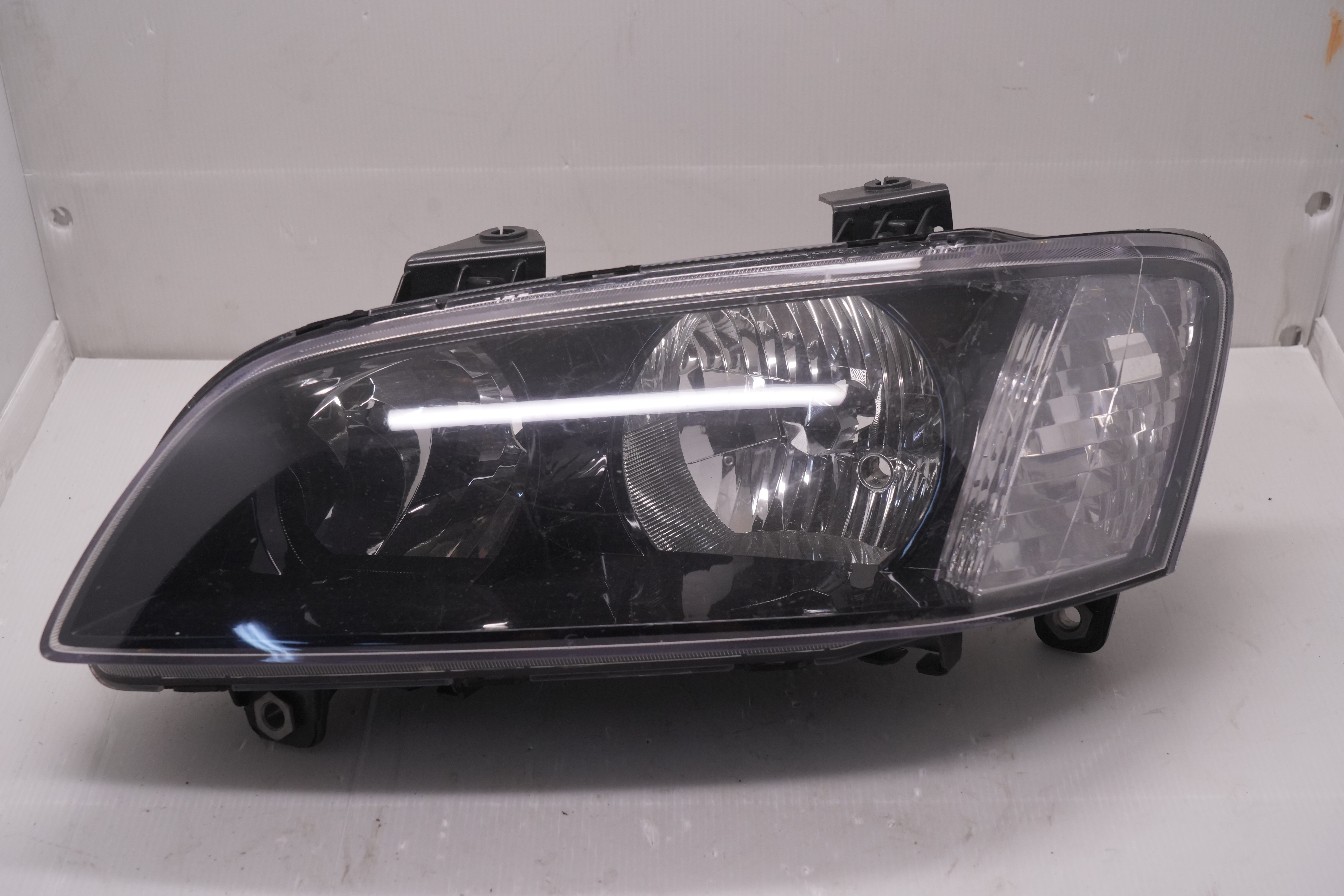 HOLDEN COMMODORE SV6 VE II 2011-2012 HALOGEN L.H.S HEADLIGHT GENUINE