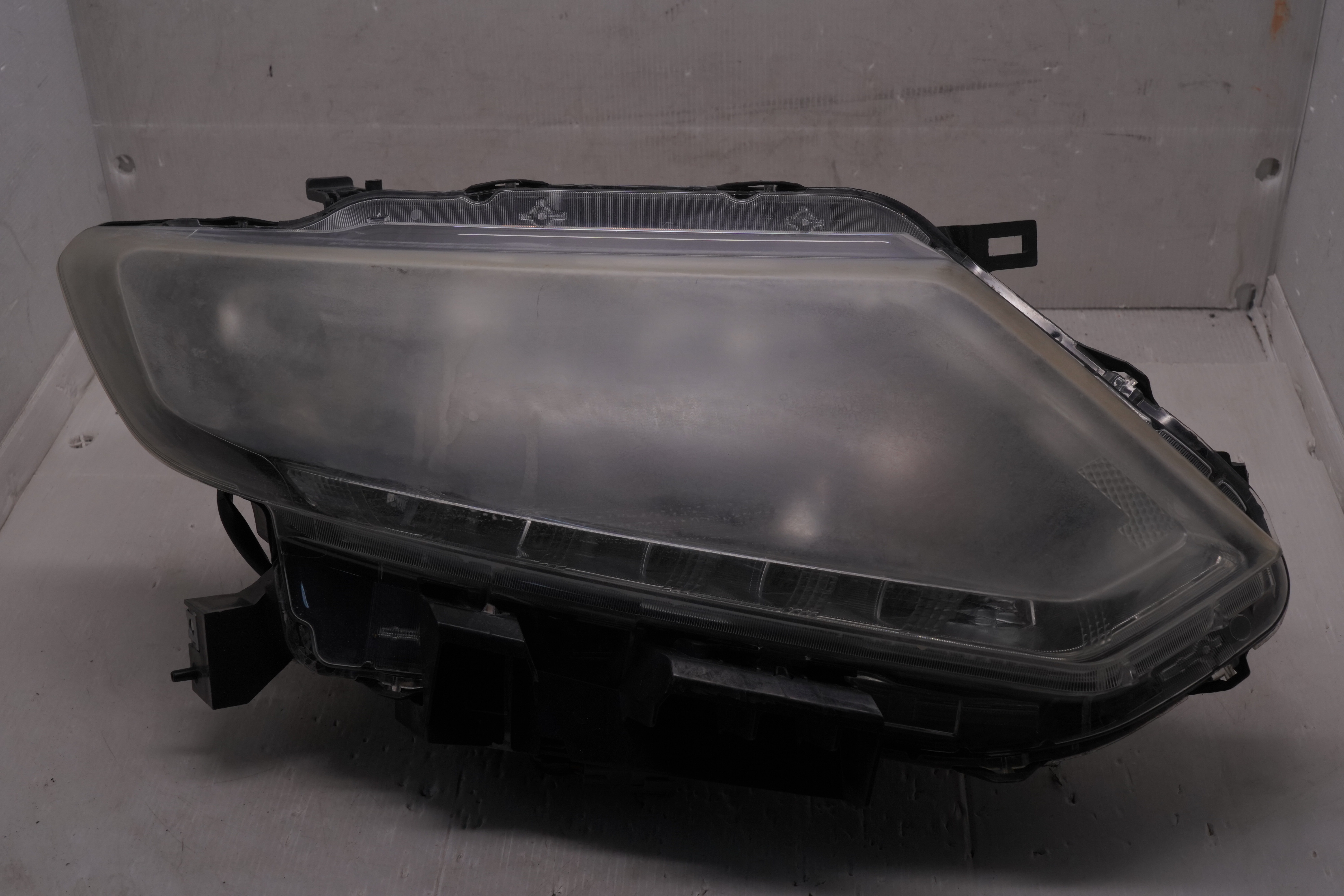 NISSAN X-TRAIL 2014-2016 HALOGEN R.H.S HEADLIGHT GENUINE