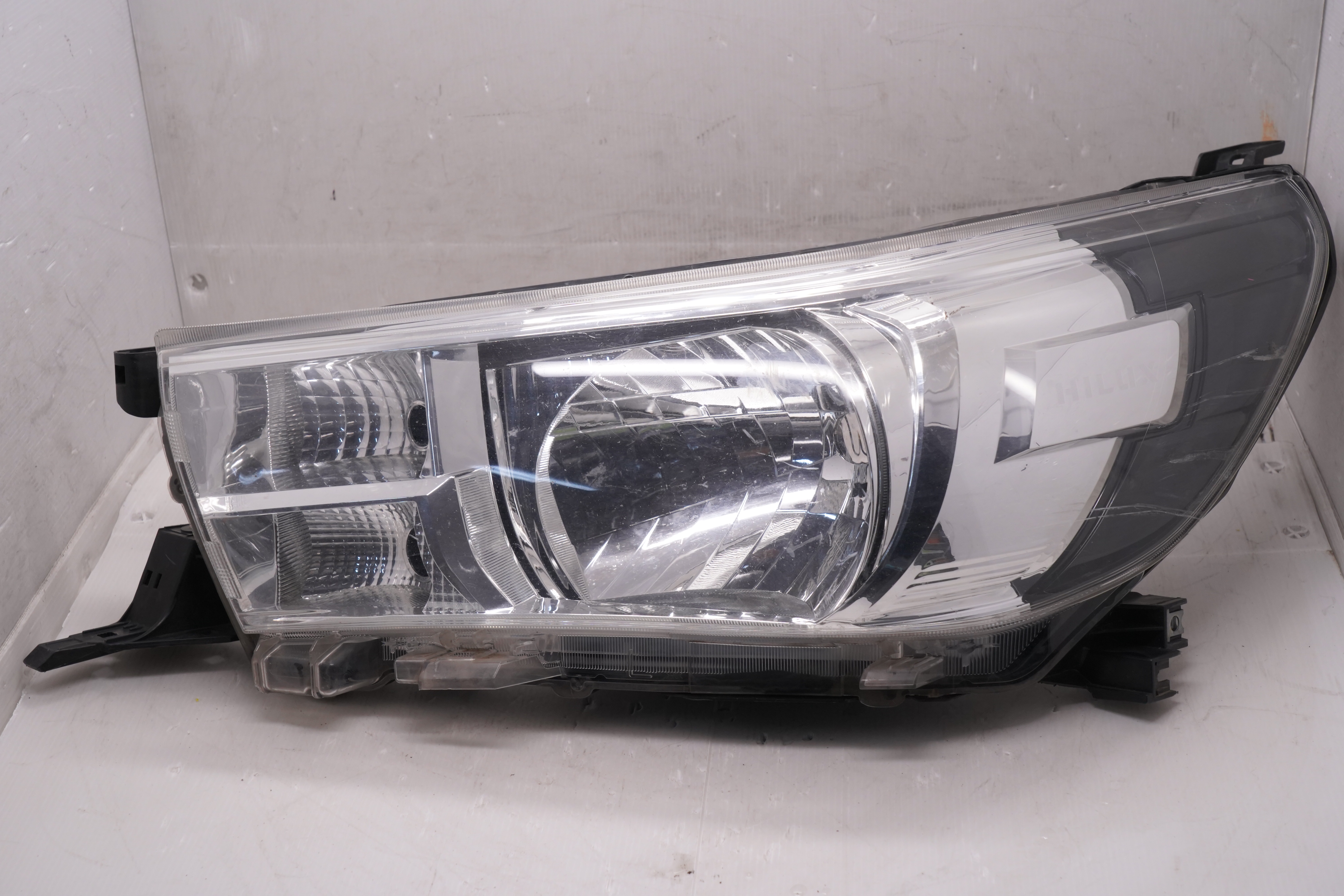 TOYOTA HILUX REVO 2015-2019 HALOGEN L.H.S HEADLIGHT GENUINE