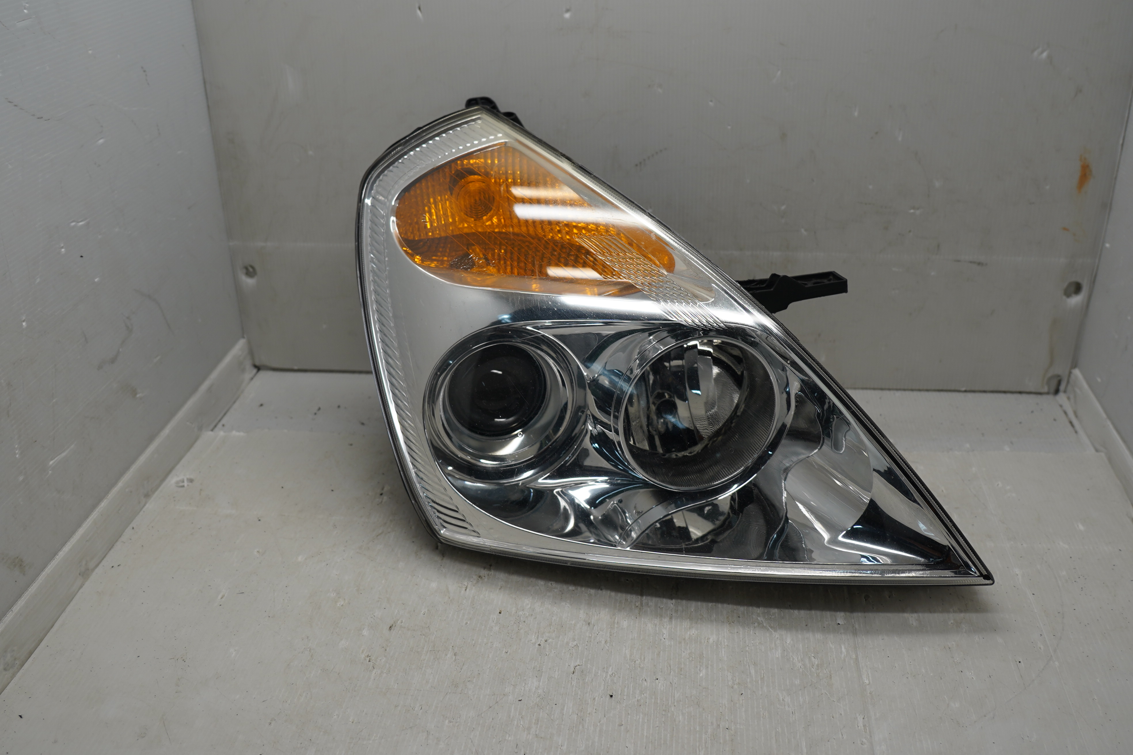 KIA GRAND CARNIVAL VQ-R 2012-2015 HALOGEN R.H.S HEADLIGHT