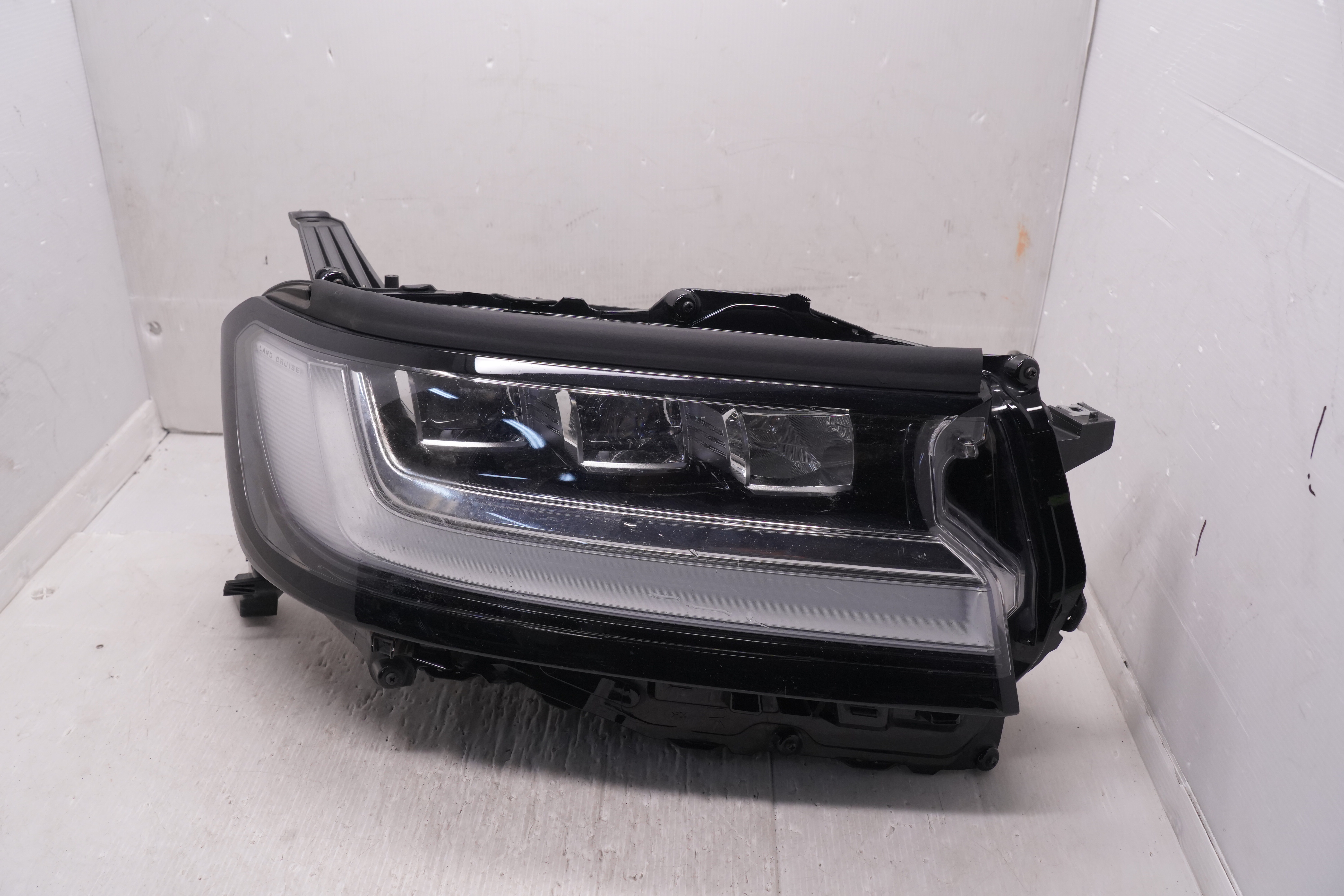 TOYOTA LANDCRUISER 300 SERIES 2021-2023 LED R.H.S HEADLIGHT GENUINE