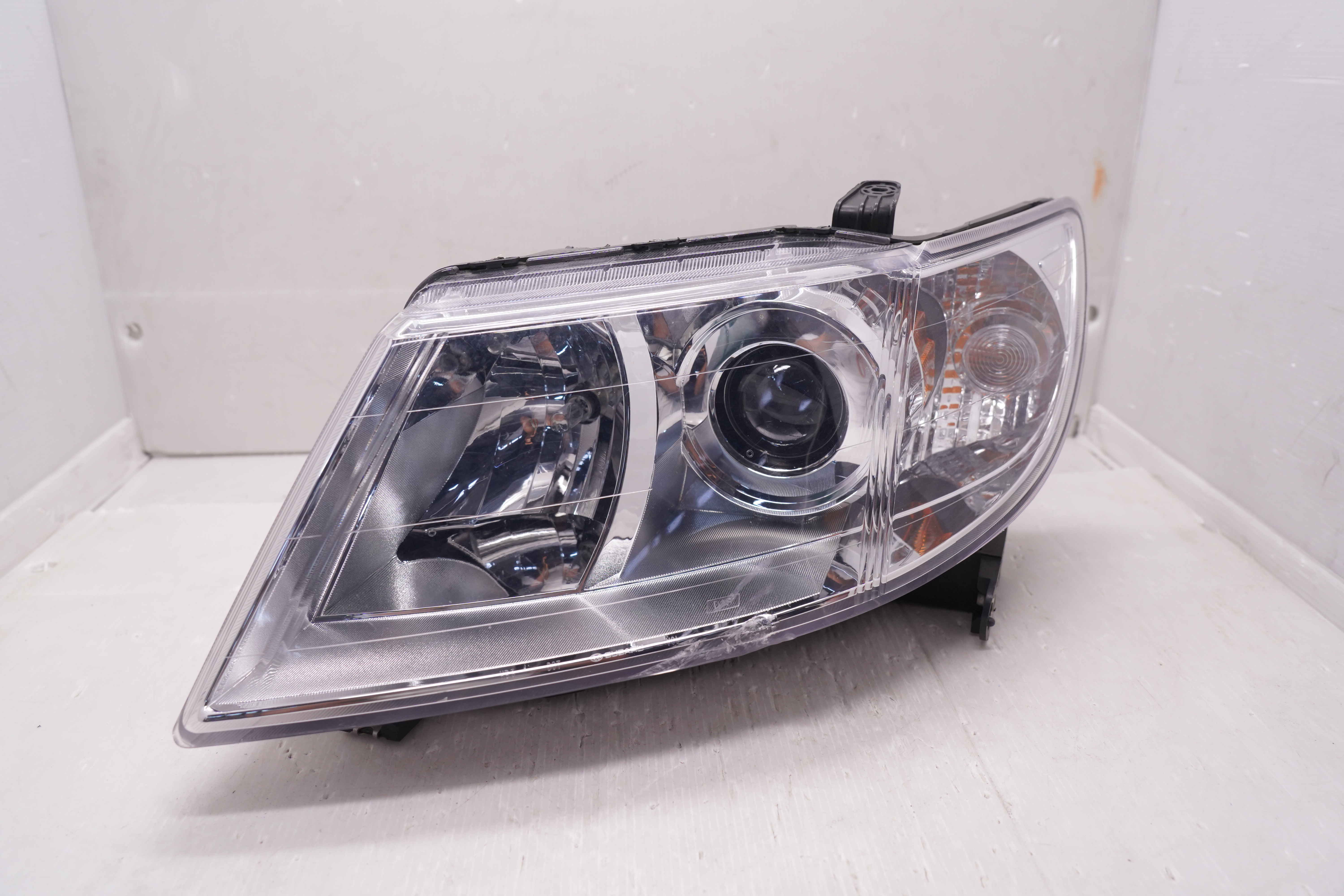 SUBARU TRIBECA B9 2005-2014 L.H.S HEADLIGHT GENUINE