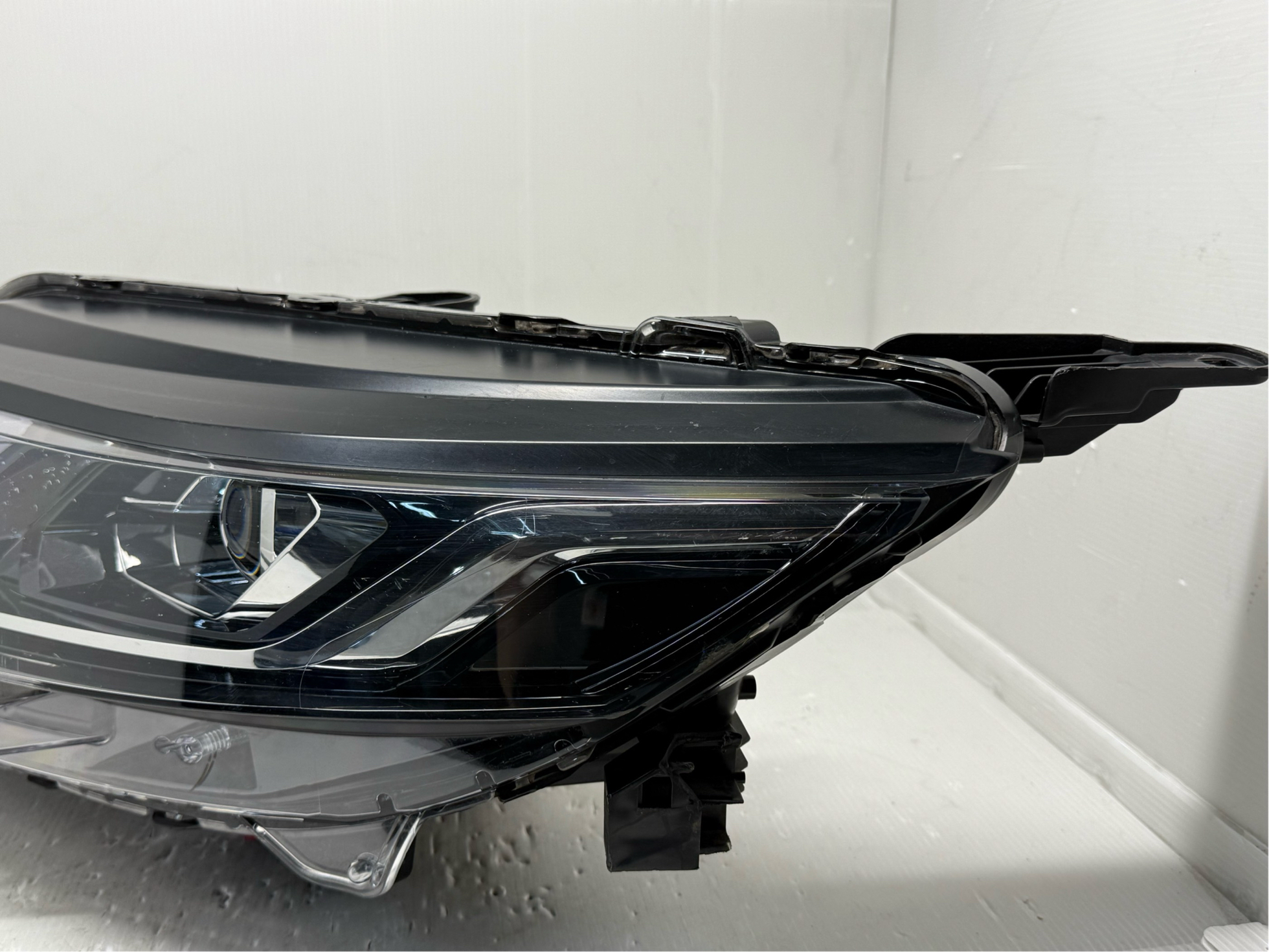 MITSUBISHI TRITON L200 2019-2023 LED L.H.S HEADLIGHT GENUINE