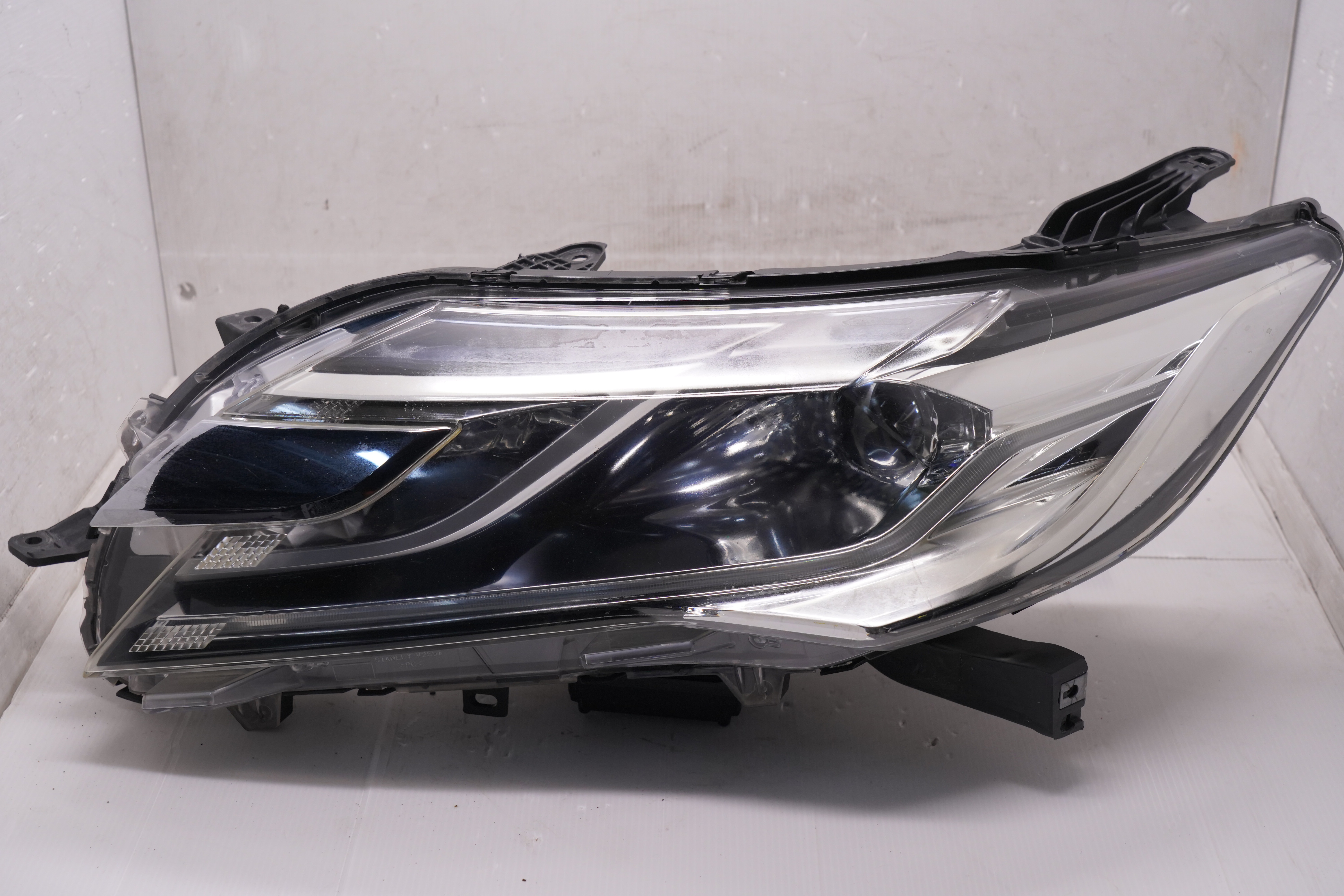 MITSUBISHI PAJERO SPORT 3 2015-2019 LED L.H.S HEADLIGHT GENUINE