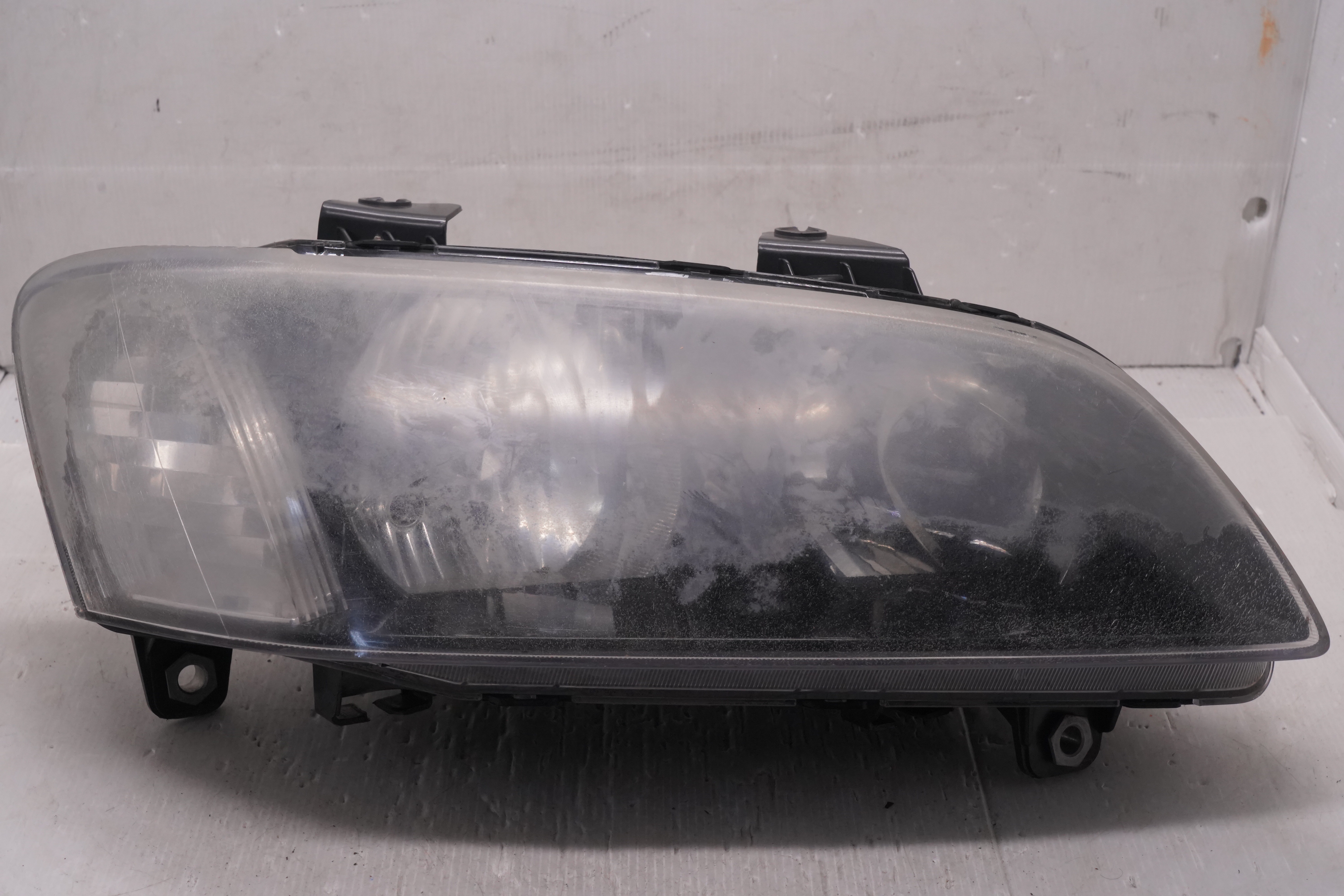 HOLDEN COMMODORE VE SV6 2007-2010 HALOGEN R.H.S HEADLIGHT