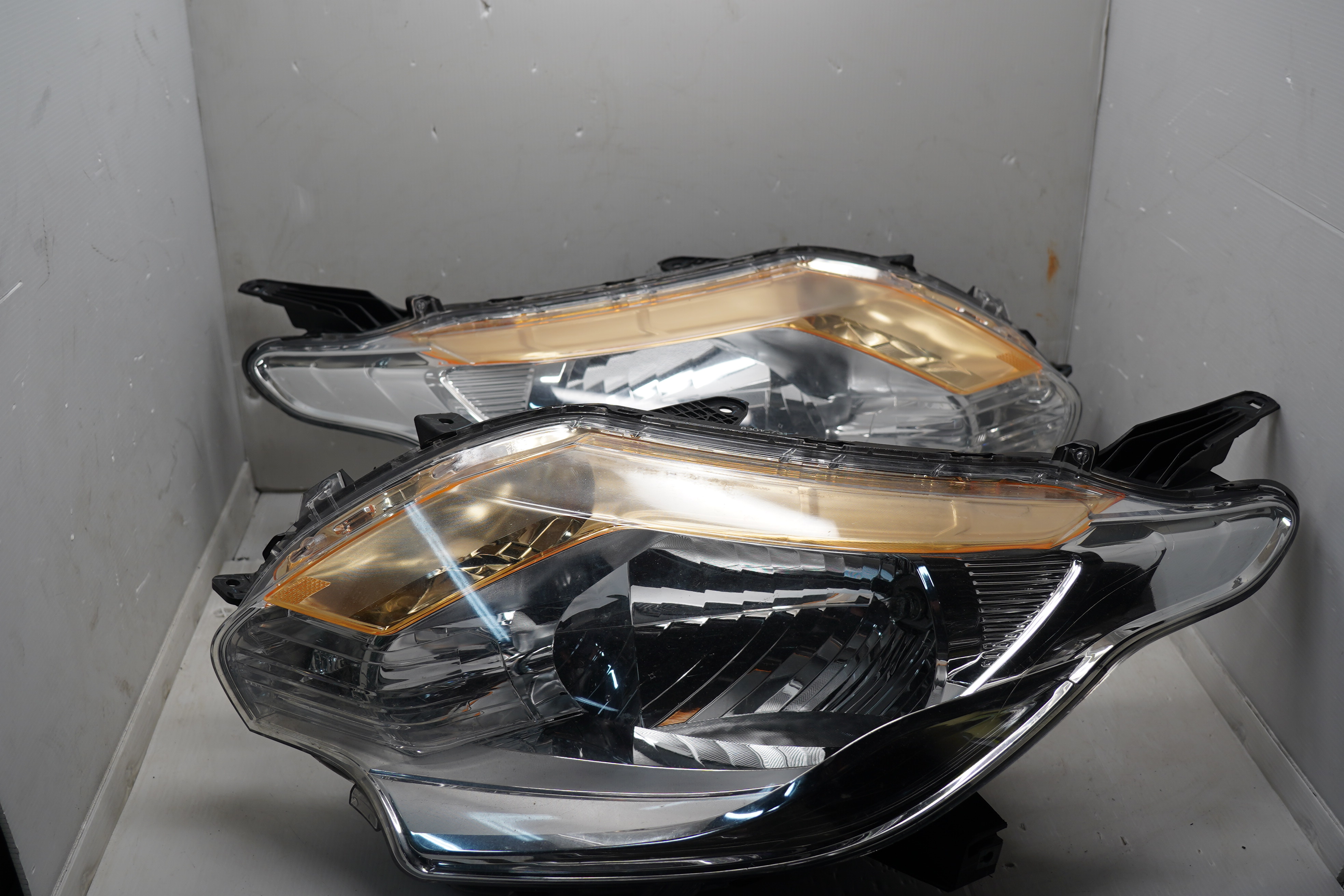 MITSUBISHI TRITON L200 2015-2018 HALOGEN L+R.H.S HEADLIGHT GENUINE