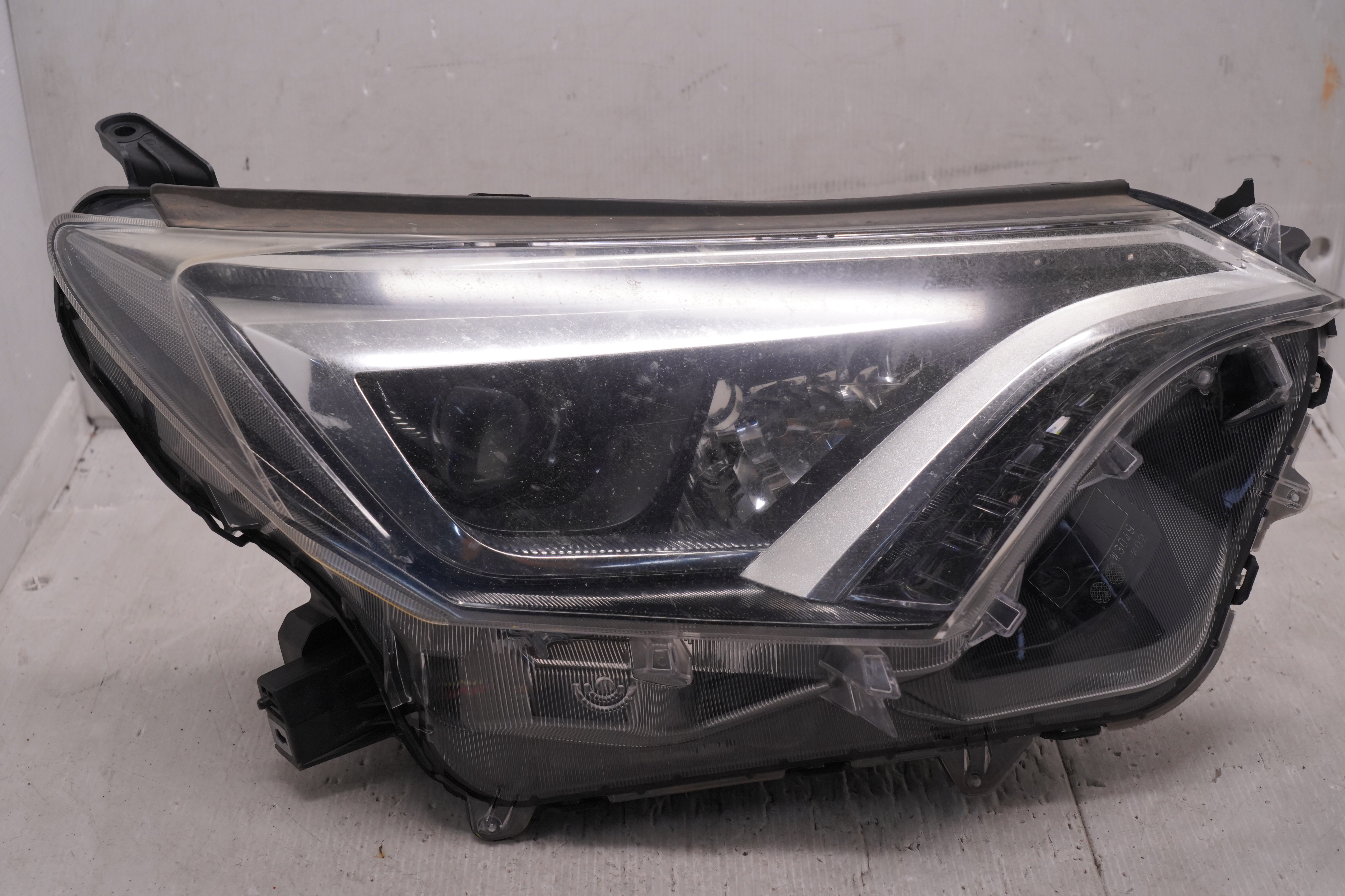TOYOTA RAV4 4.5 XA40 2016-2018 LED R.H.S HEADLIGHT GENUINE