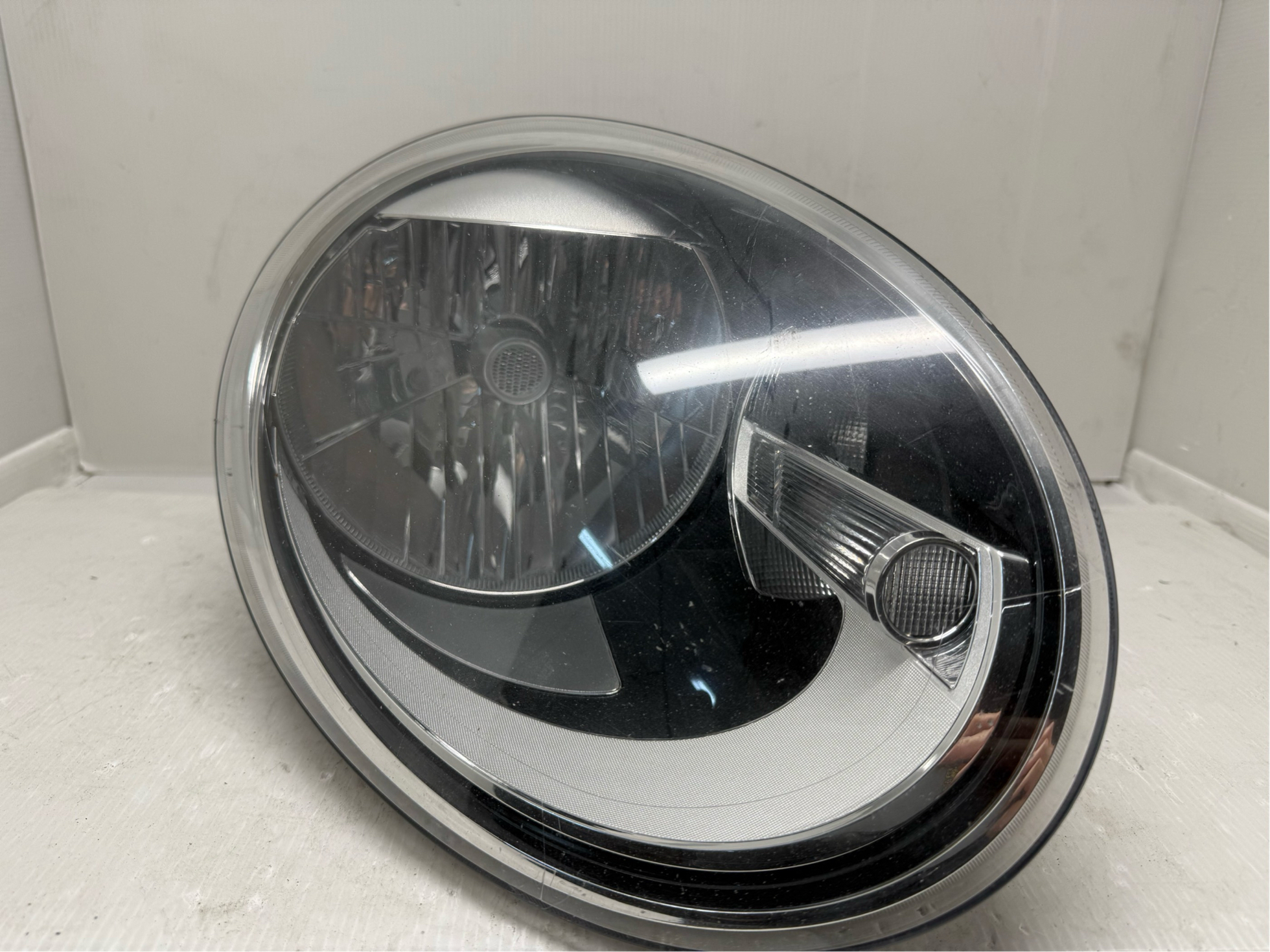 VOLKSWAGEN BEETLE 2012-2019 HALOGEN R.H.S HEADLIGHT GENUINE