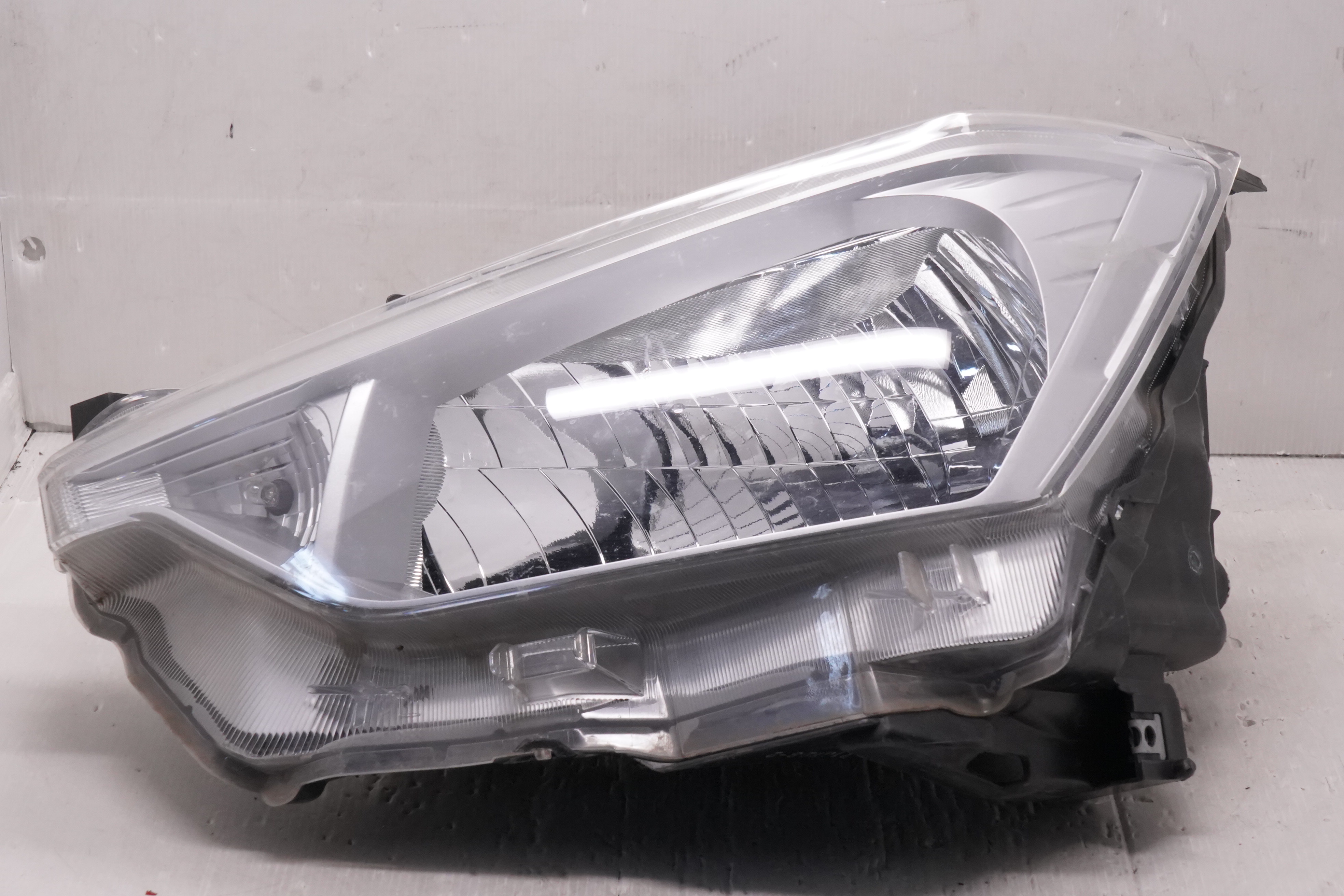 ISUZU D-MAX SX 2021-2023 HALOGEN L.H.S HEADLIGHT GENUINE