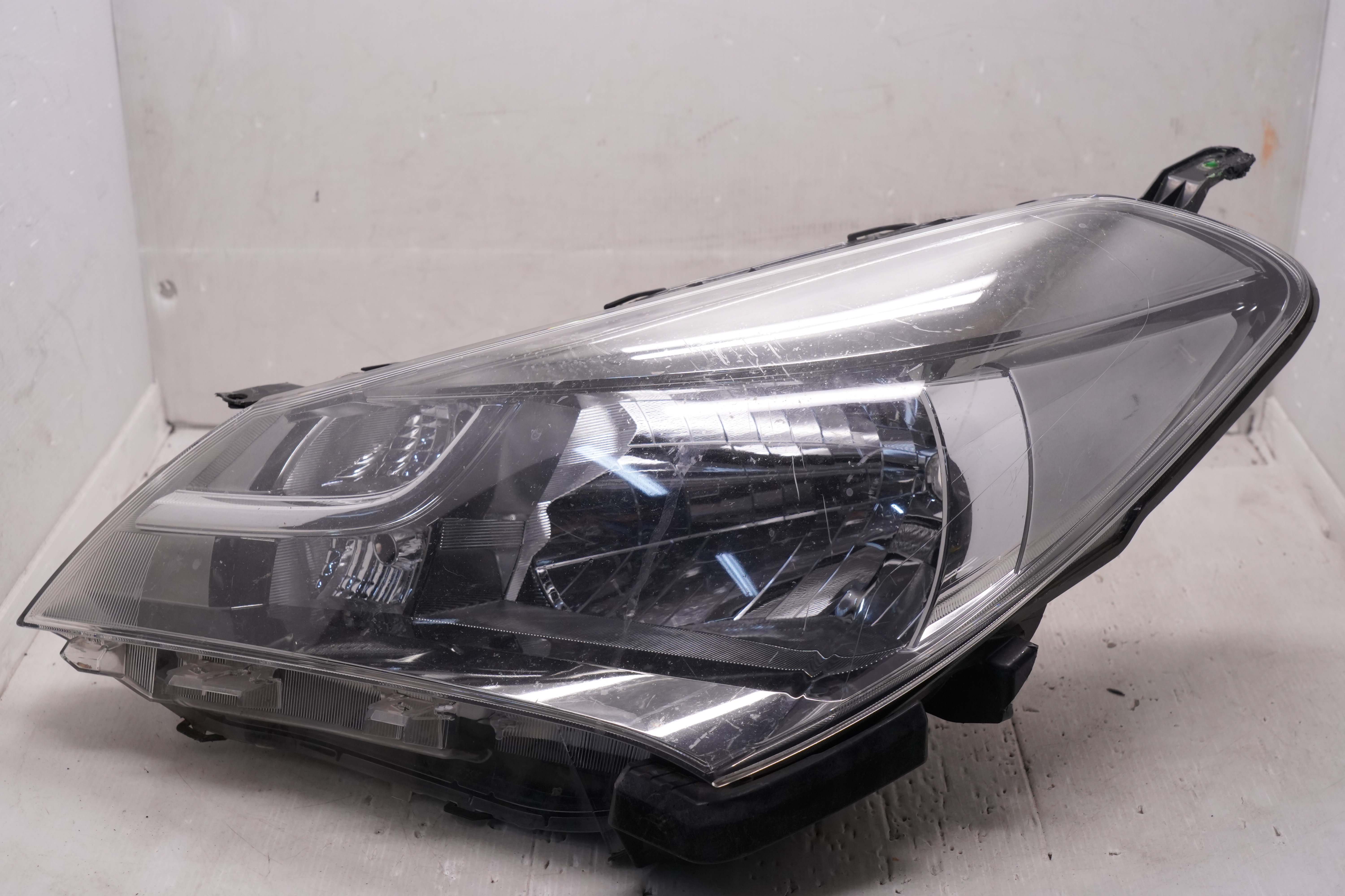 TOYOTA YARIS NCP130R 2014-2016 HALOGEN L.H.S HEADLIGHT GENUINE