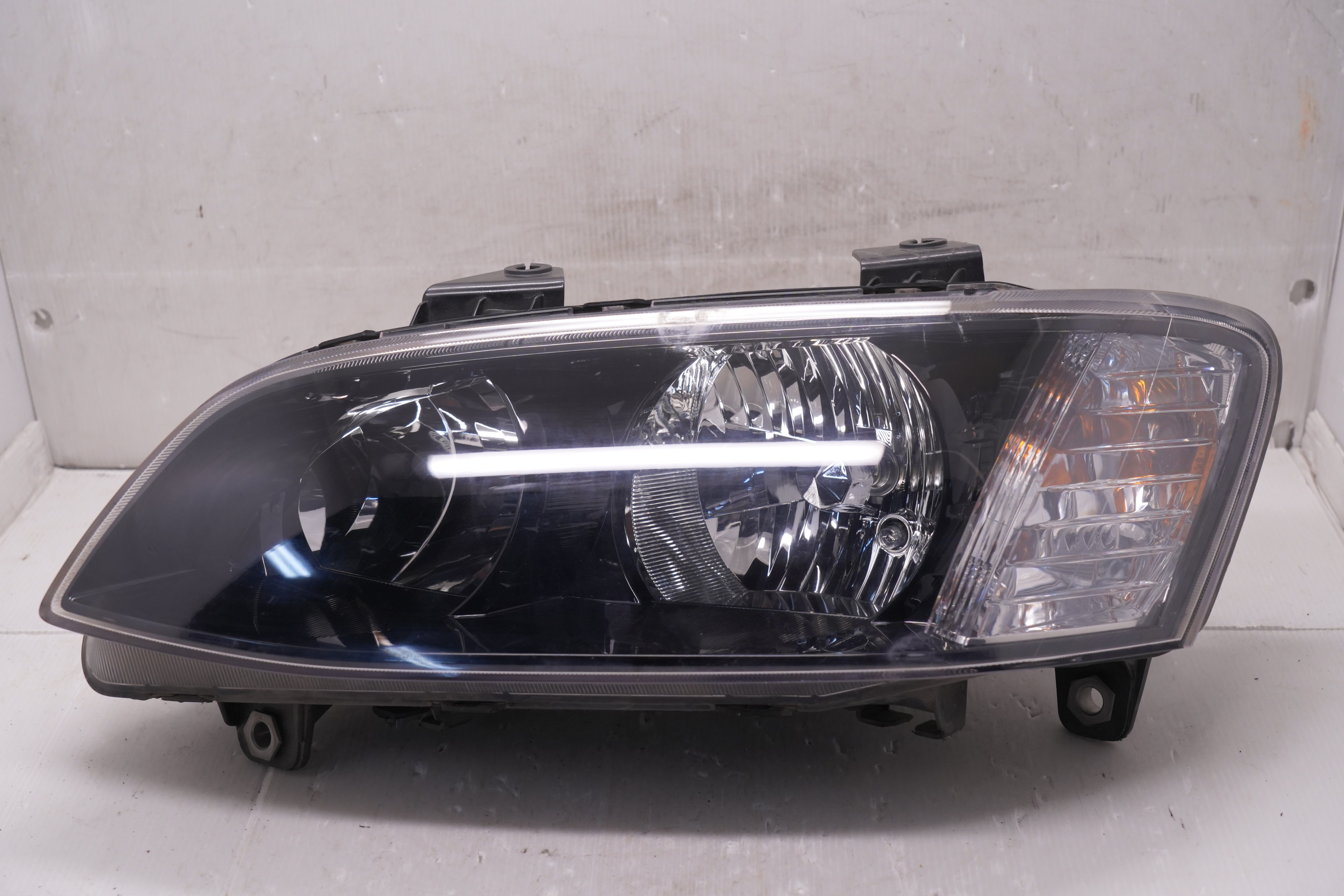 HOLDEN COMMODORE SV6 VE 2007-2010 HALOGEN L.H.S HEADLIGHT GENUINE