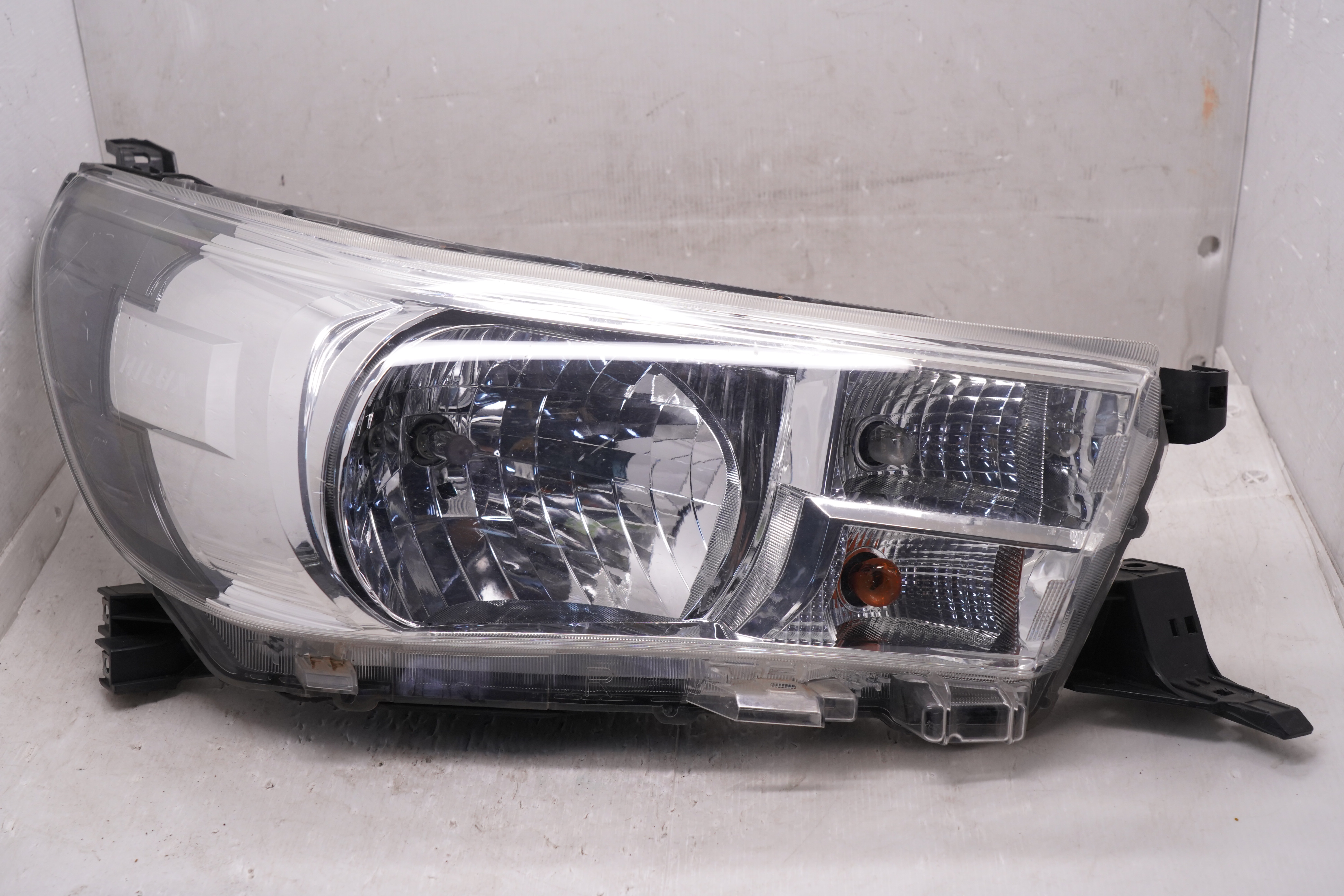 TOYOTA HILUX REVO 2015-2019 HALOGEN R.H.S HEADLIGHT GENUINE