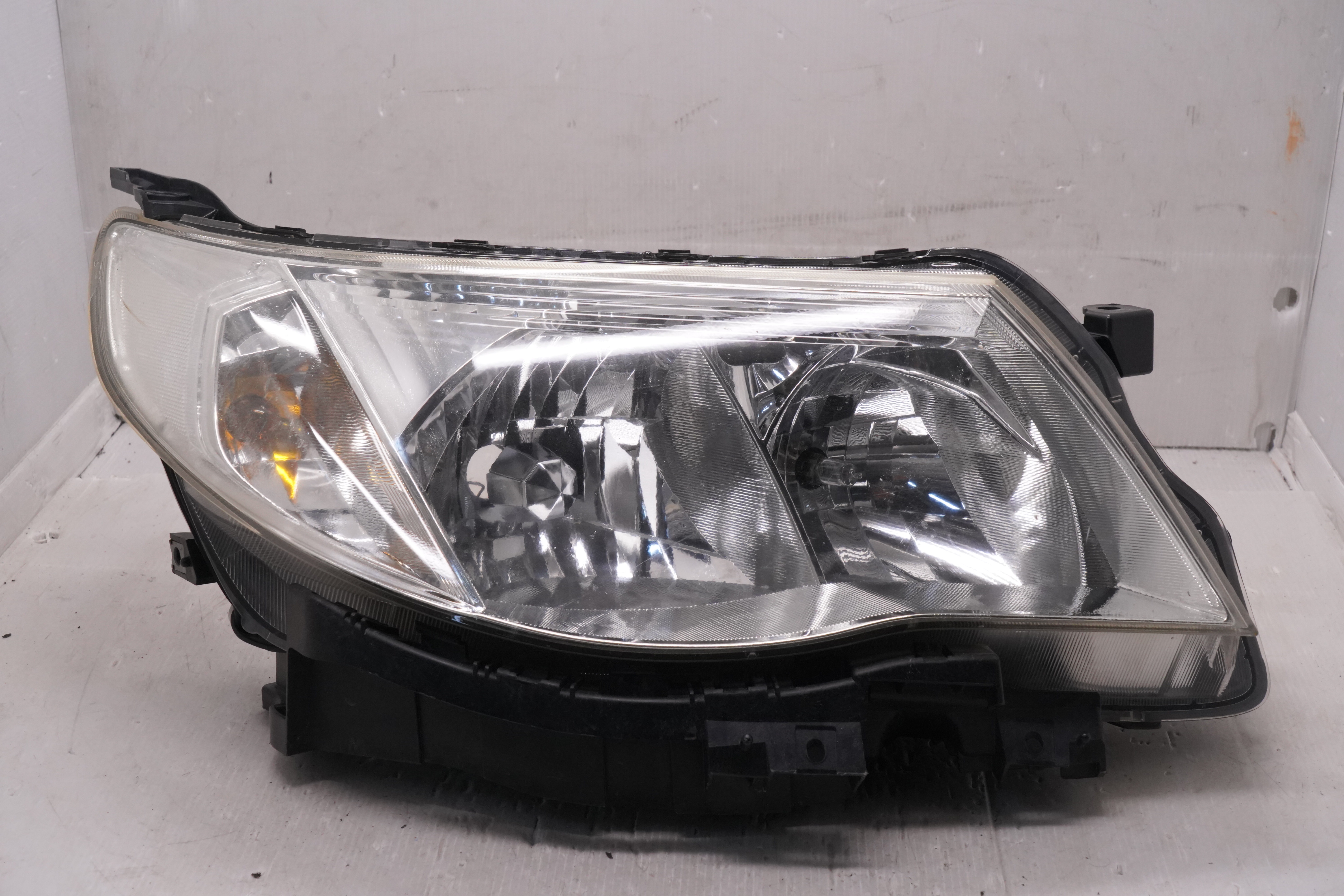 SUBARU FORESTER 2009-2012 HALOGEN R.H.S HEADLIGHT GENUINE