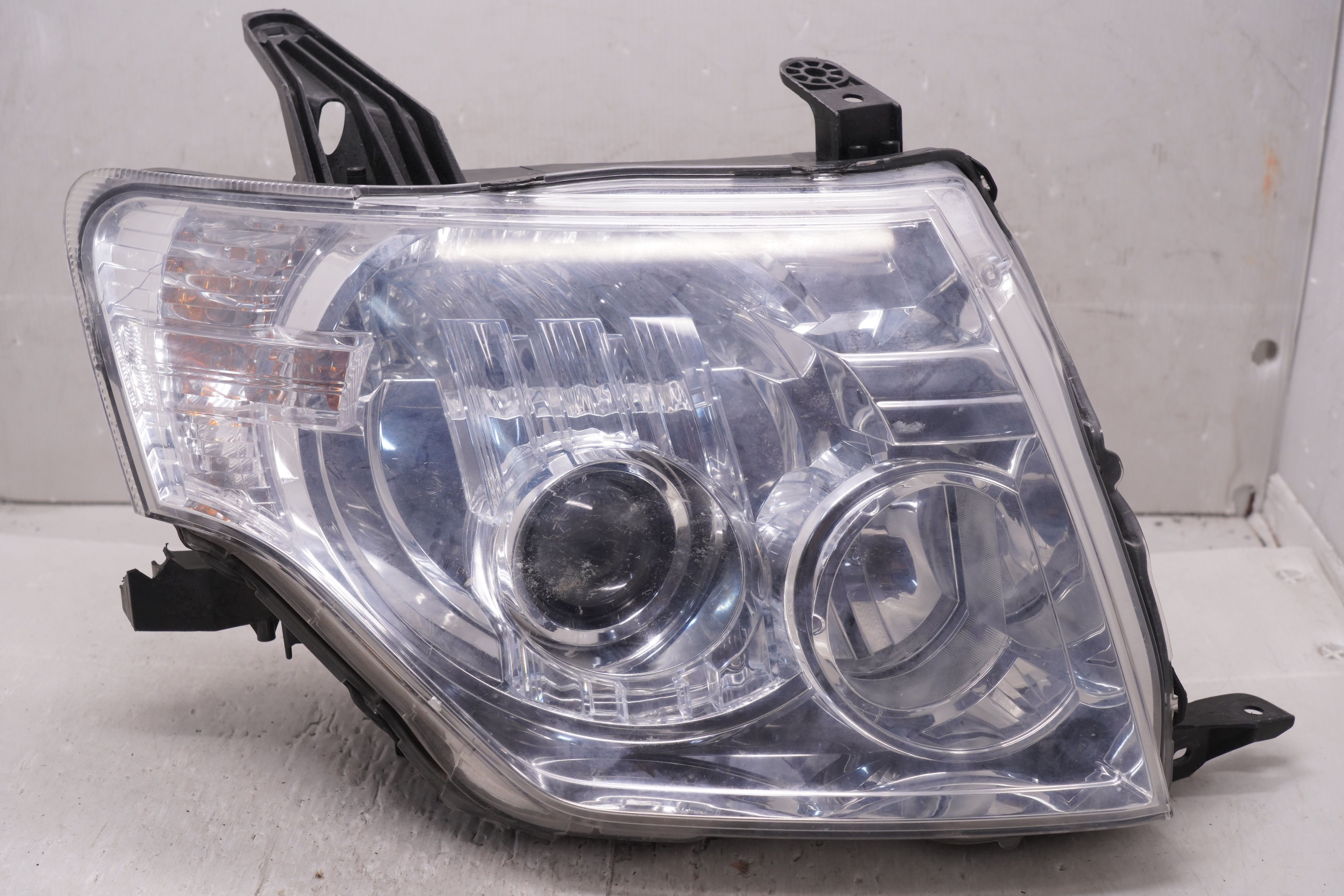 MITSUBISHI PAJERO 2007-2020 HALOGEN R.H.S HEADLIGHT GENUINE