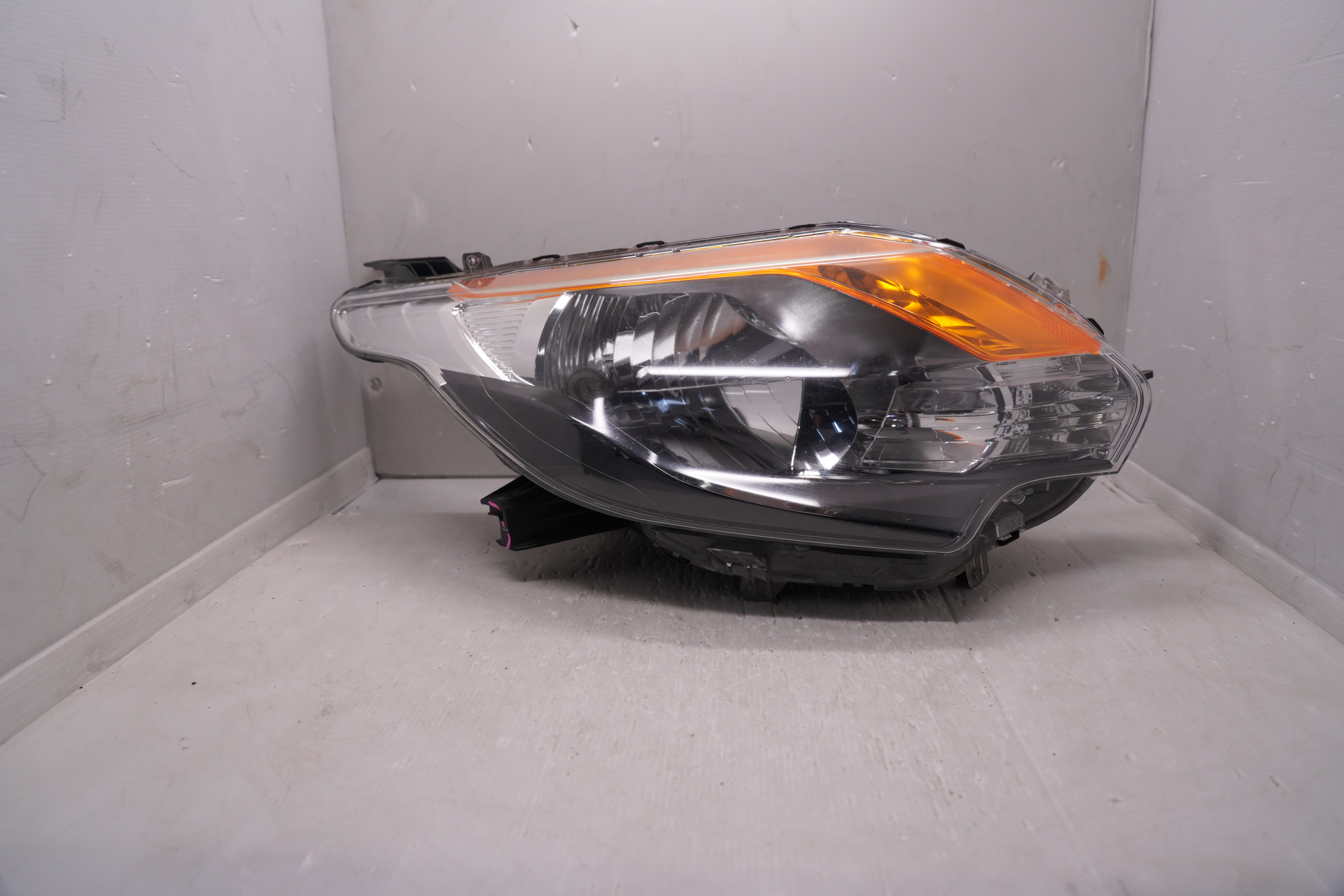 MITSUBISHI TRITON L200 2015-2018 HALOGEN R.H.S HEADLIGHT GENUINE