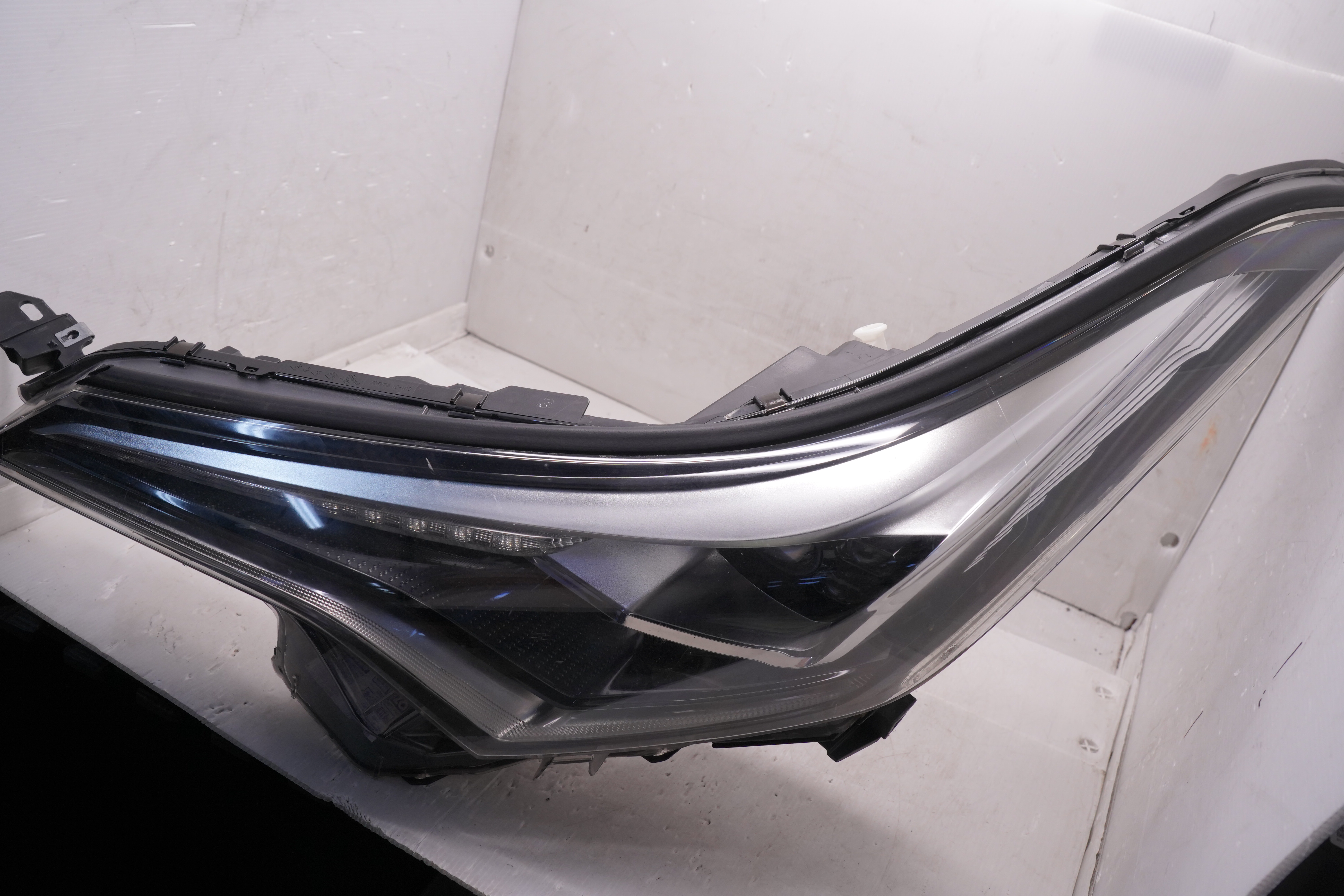 TOYOTA C-HR 2016-2019 HALOGEN L.H.S HEADLIGHT GENUINE