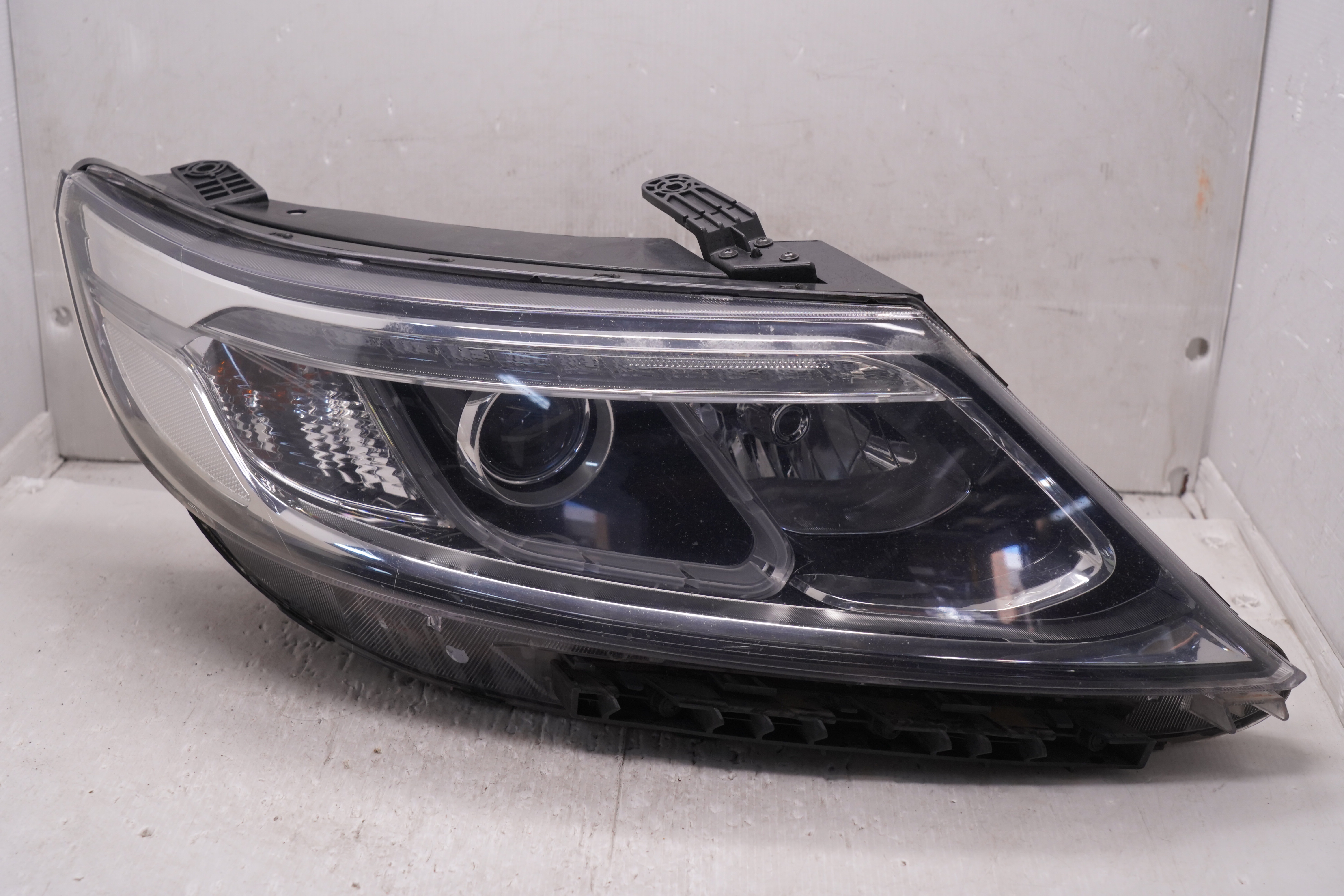 KIA SORENTO XM 2012-2015 XENON R.H.S HEADLIGHT GENUINE