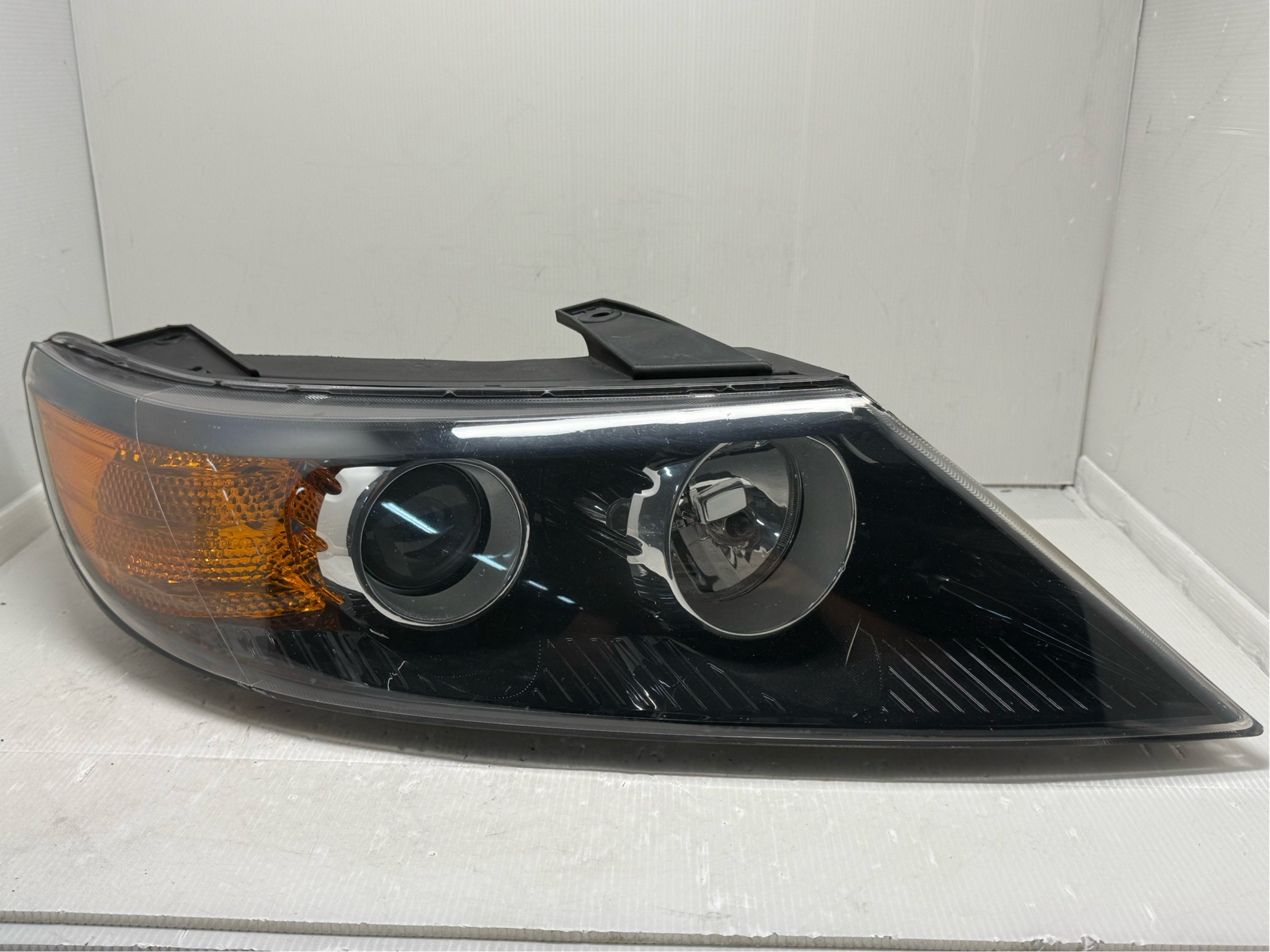 Kia SORENTO 2008-2013 R.H.S HEADLIGHT GENUINE