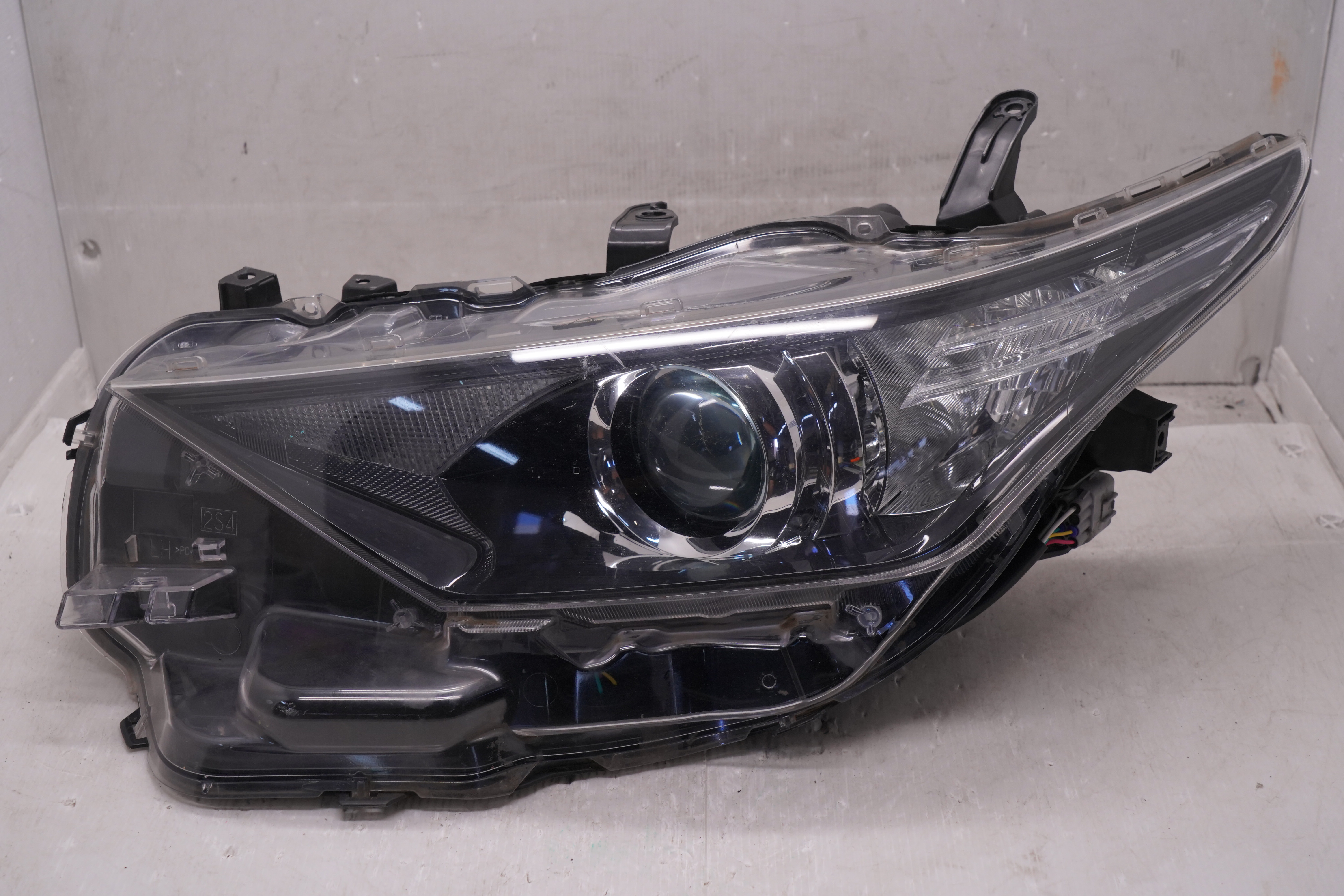 TOYOTA COROLLA AURIS NZE181H 2015-2018 HALOGEN L.H.S HEADLIGHT GENUINE