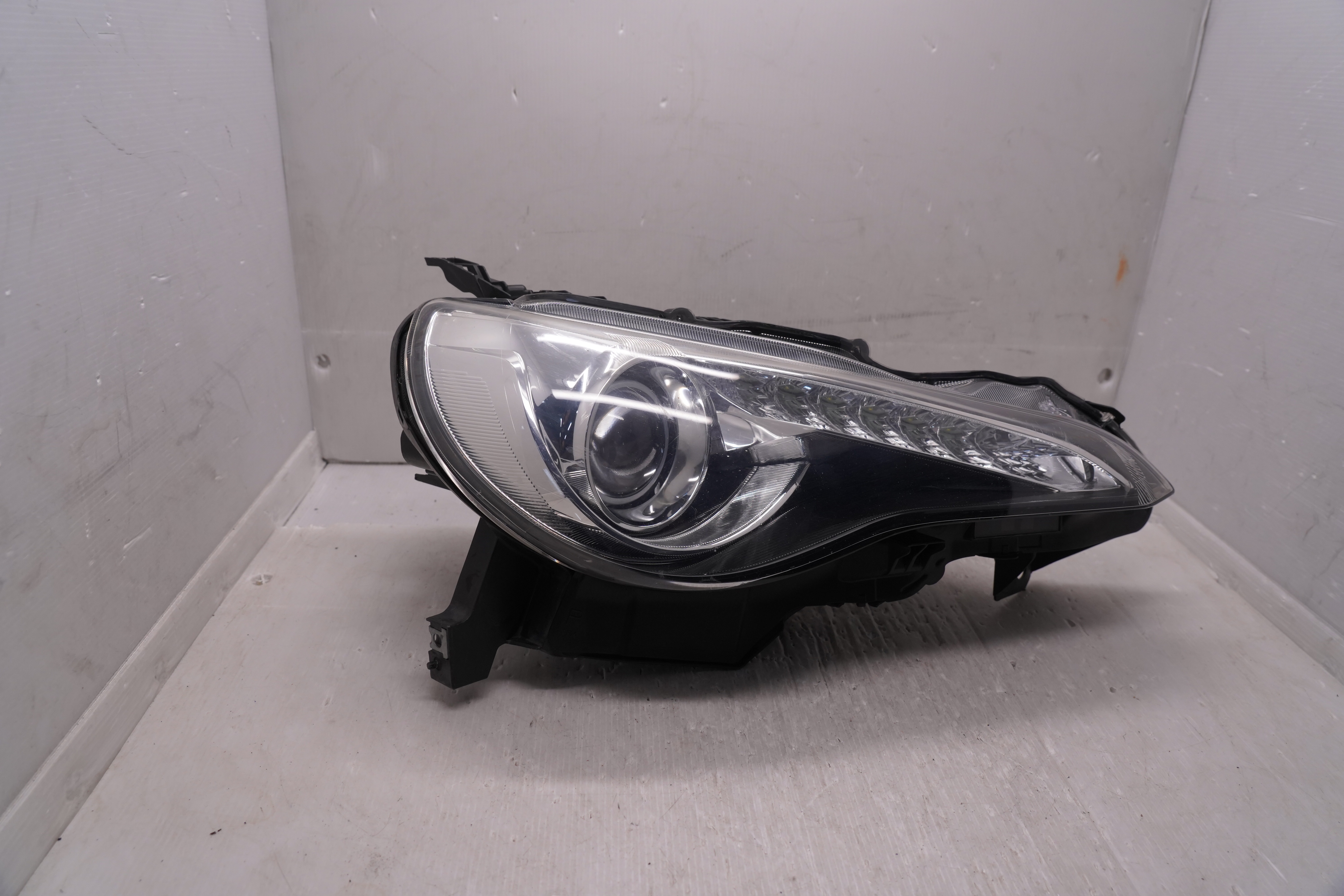 TOYOTA GT86 2012-2016 XENON R.H.S HEADLIGHT GENUINE