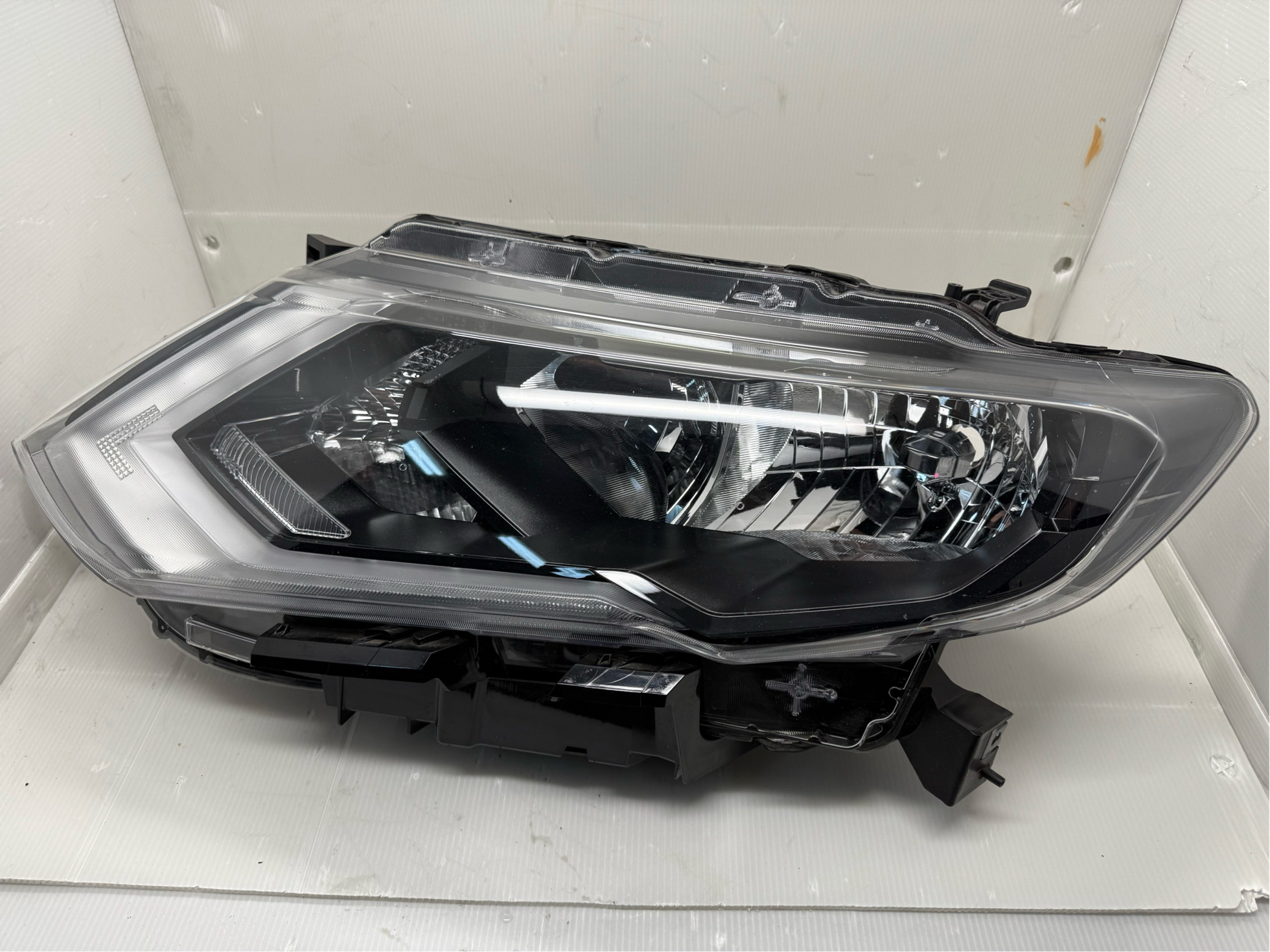 NISSAN X-TRAIL T32 2017-2020 HALOGEN L.H.S HEADLIGHT GENUINE