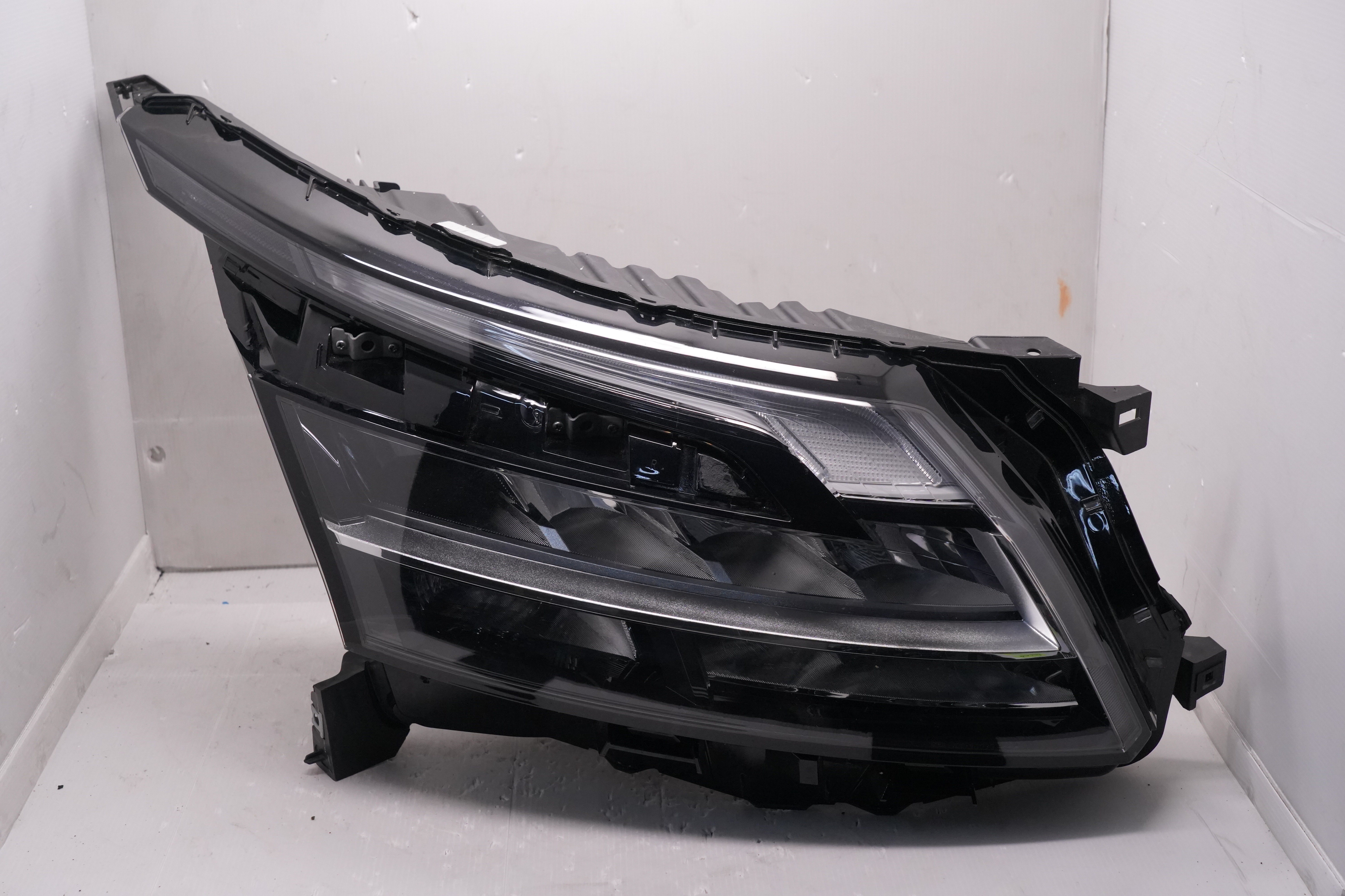 NISSAN PATHFINDER 2021-2025 LED R.H.S HEADLIGHT GENUINE