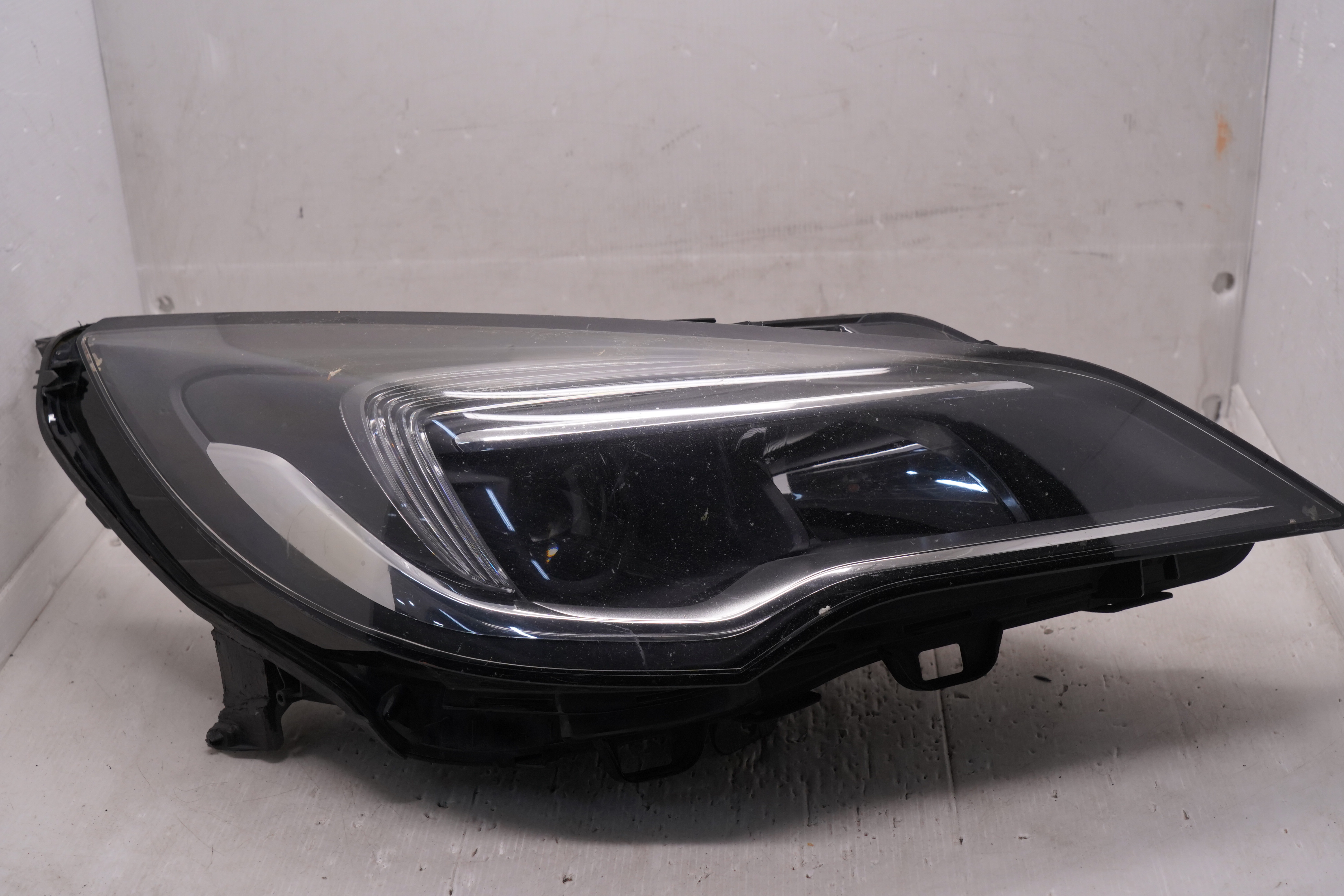 HOLDEN ASTRA 2016-2020 LENS HALOGEN R.H.S HEADLIGHT GENUINE