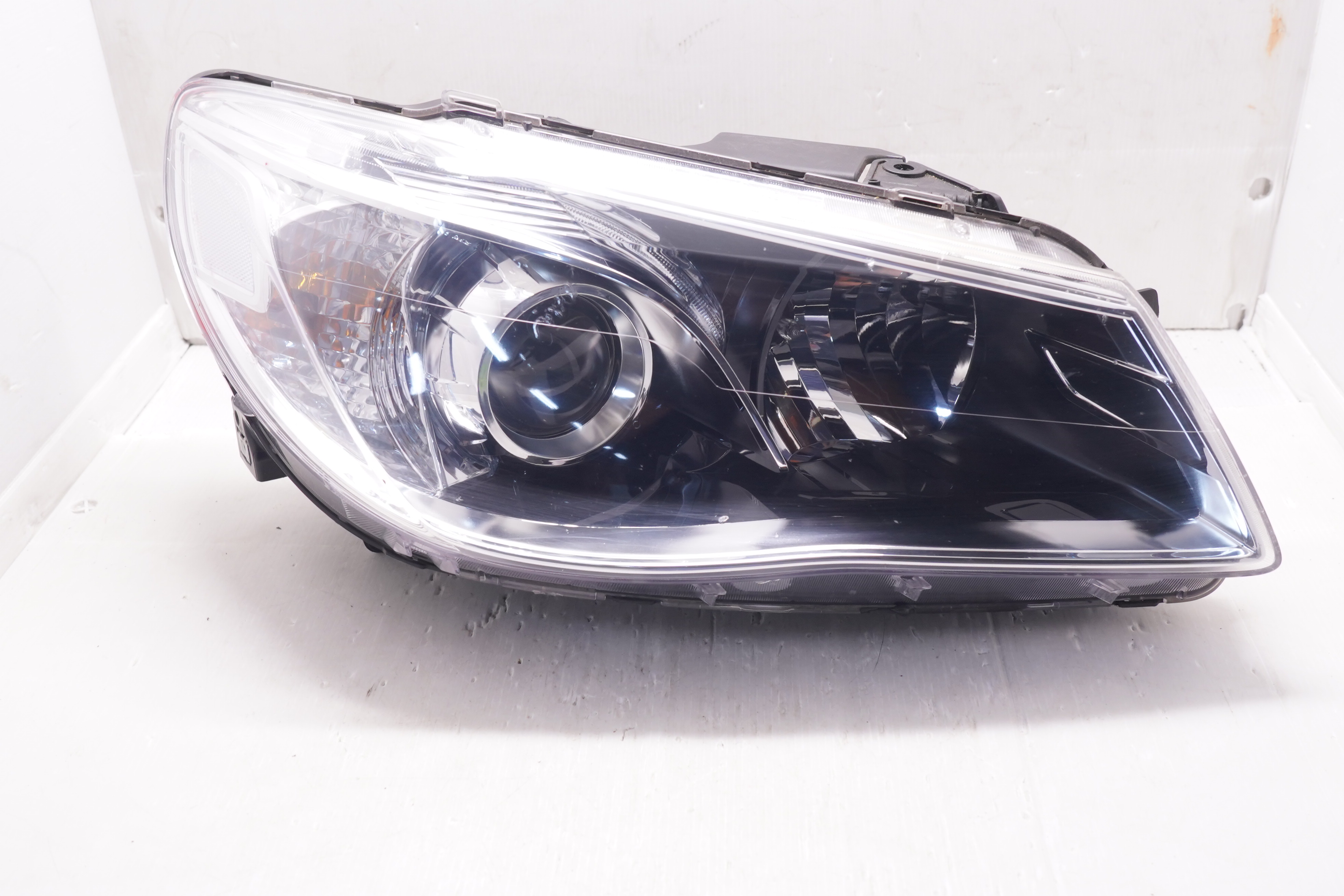 HOLDEN COMMODORE VF SV6 2013-2017 HALOGEN R.H.S HEADLIGHT GENUINE