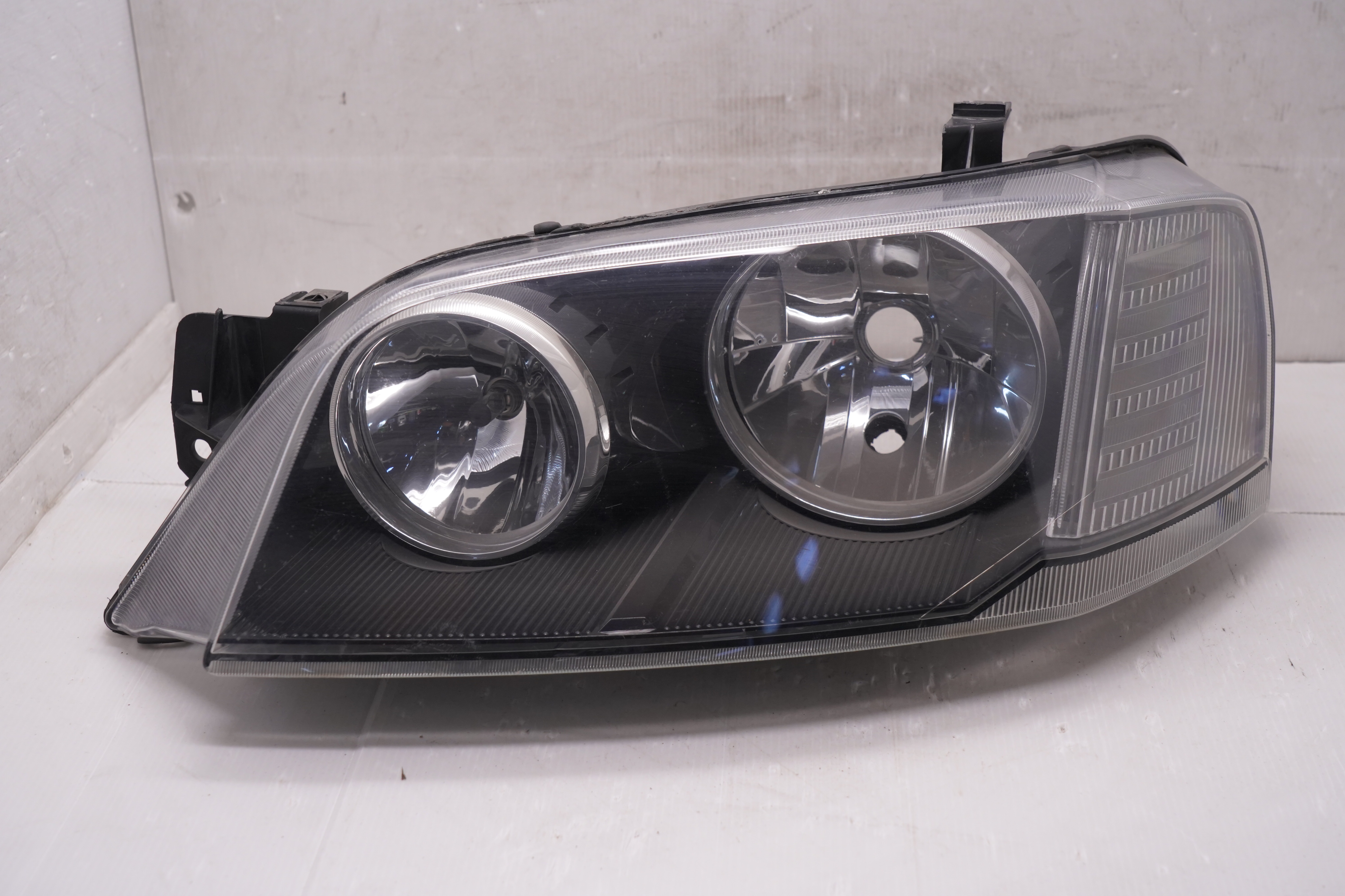 FORD TERRITORY FALCON 2004-2009 L.H.S HEADLIGHT GENUINE